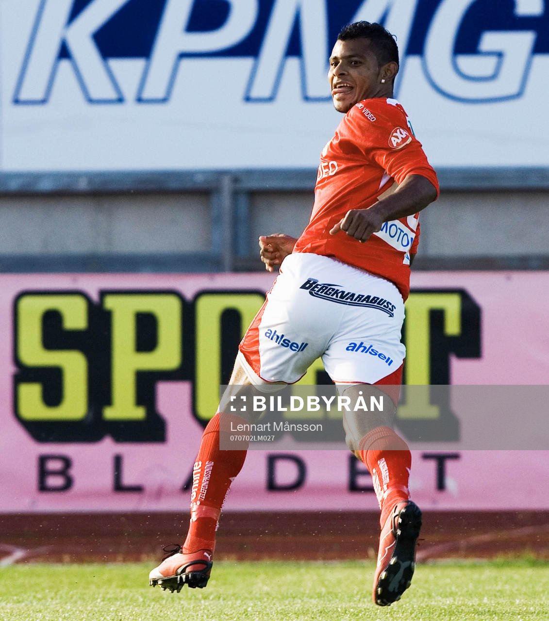  Ari Da Silva Ferreira sprintar ifrån sin back i avskedsmatchen och överlistar Peter Westman, 1-0, och jublar med tungan ute.