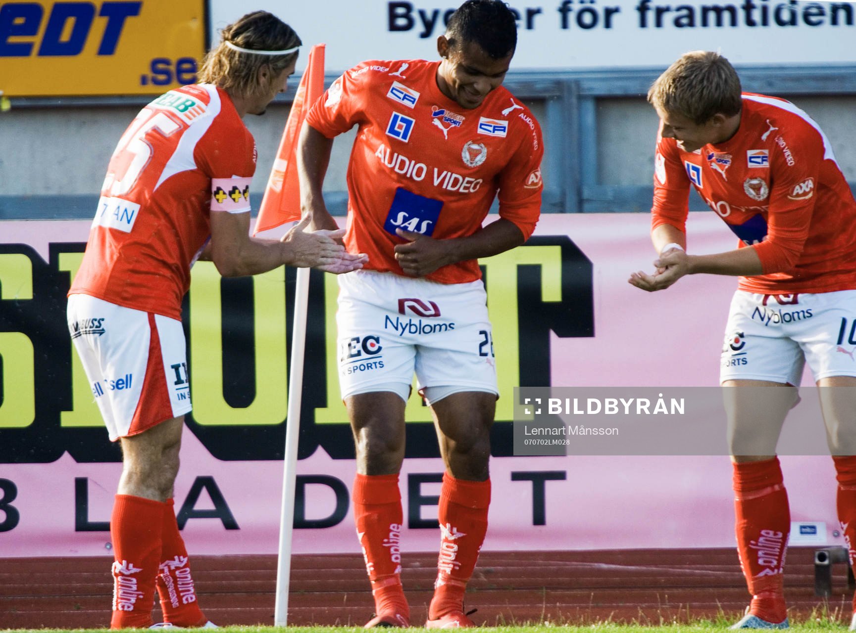  1-0 Ari Da Silva Ferreira har gjort 1-0 i avskedsmatchen och grattas av Cesar Santin och Patrik Ingelsten.