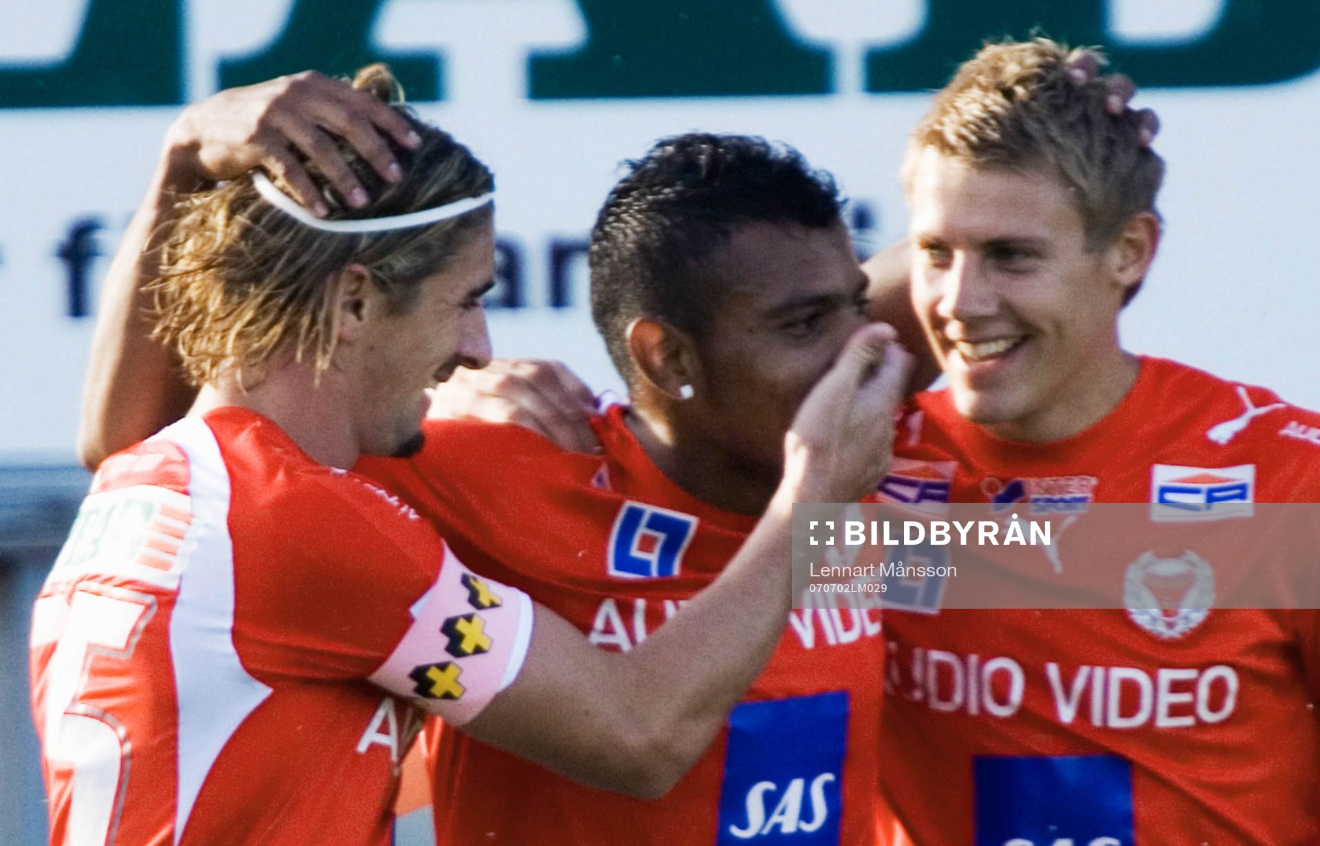  1-0 Ari Da Silva Ferreira har gjort 1-0 i avskedsmatchen och grattas av Cesar Santin och Patrik Ingelsten.