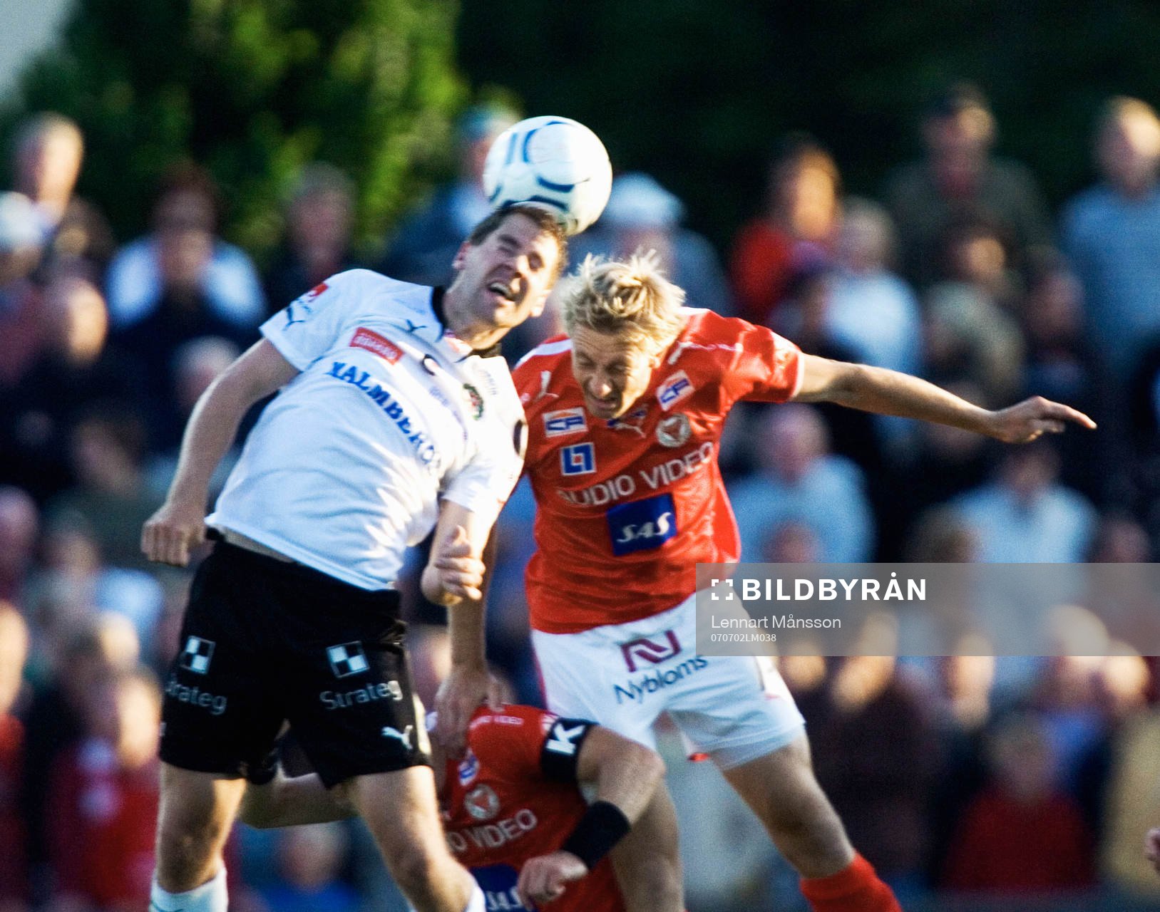  Patrik Rosengren gjorde come back, här nickduellerar han med Stefan Rodevåg.
