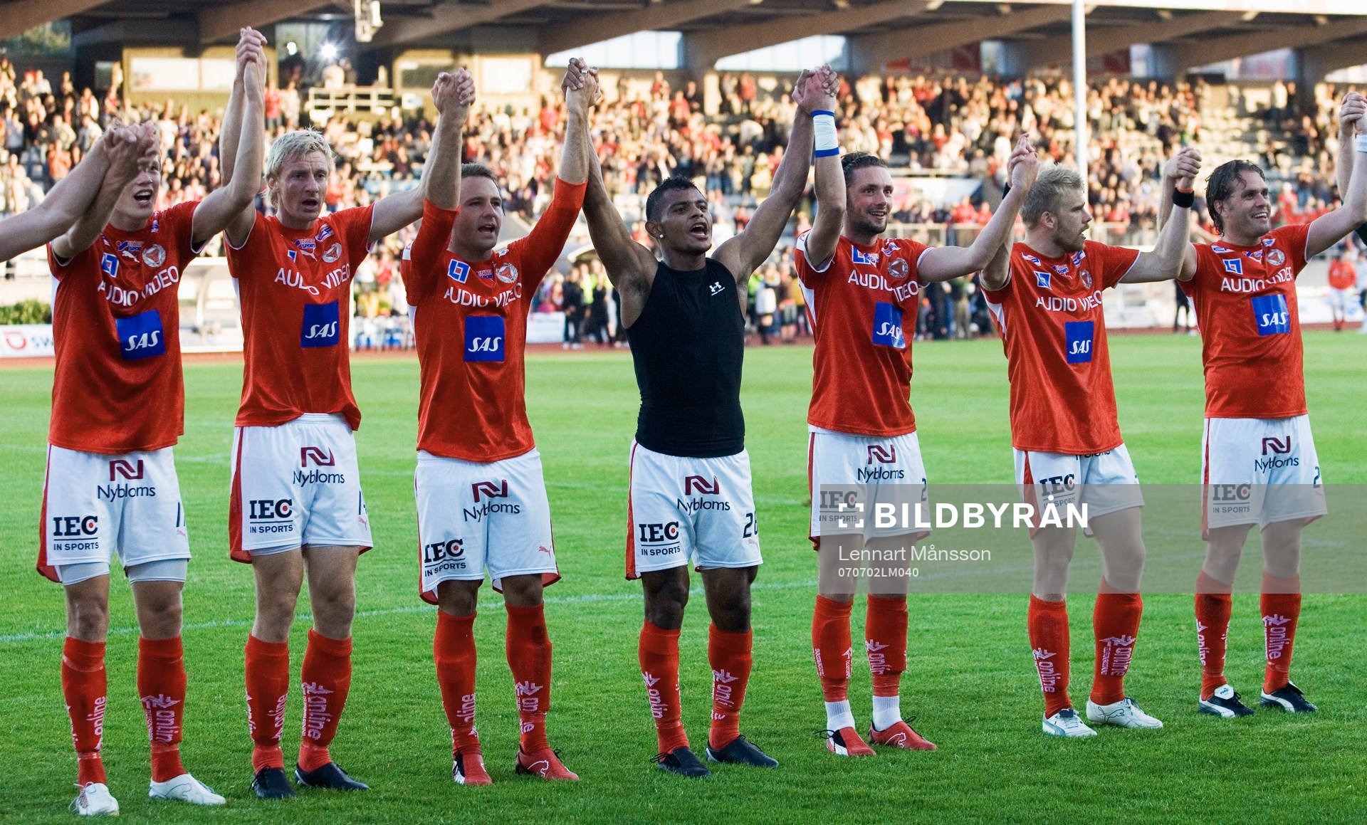  Ari Da Silva Ferreira tackar publiken efter avskedsmatchen.