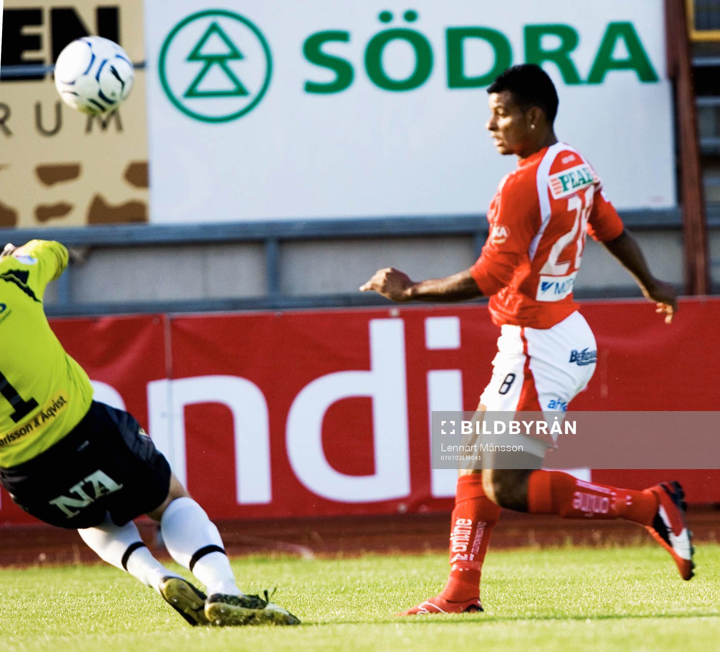 Ari Da Silva Ferreira gör 1-0 bakom Peter Westman