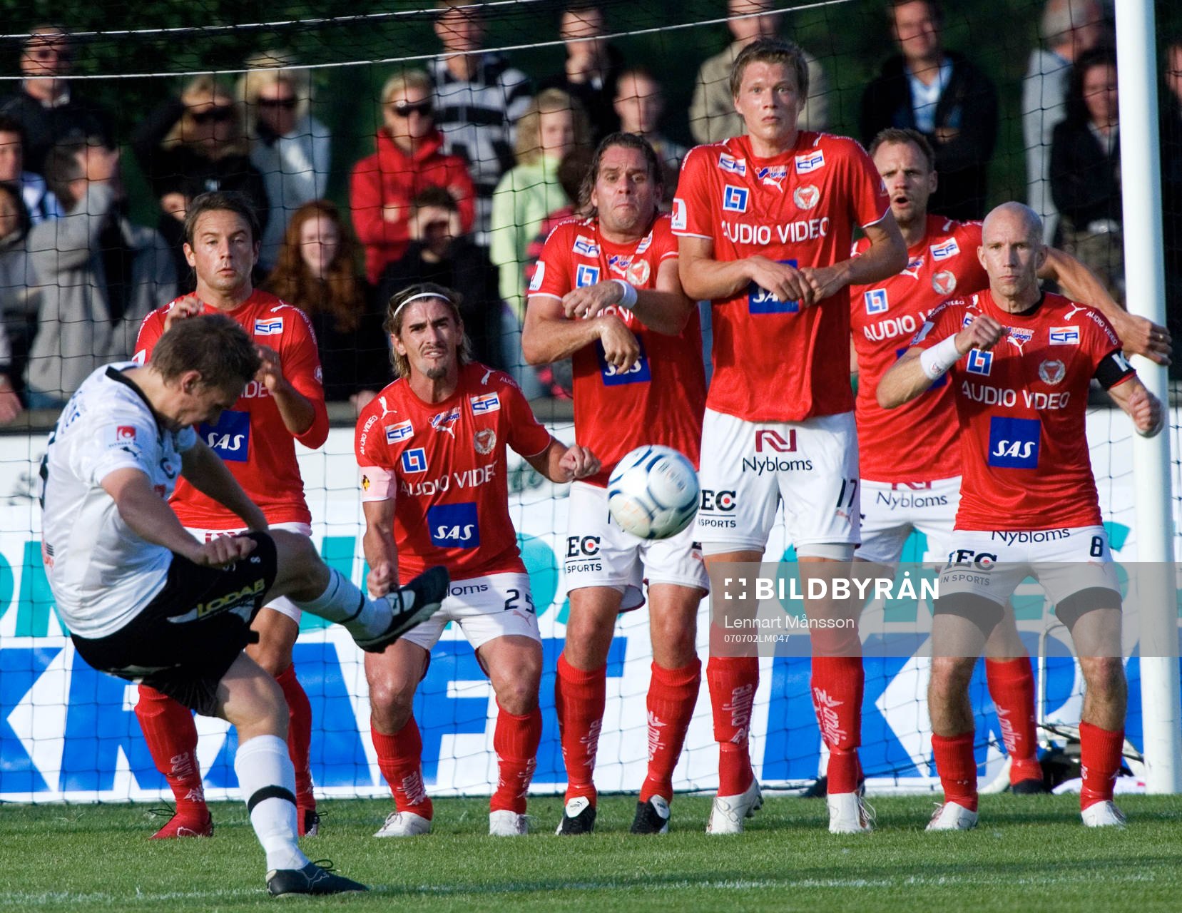 Lars Larsen, Örebro försöker skruva bollen över muren,