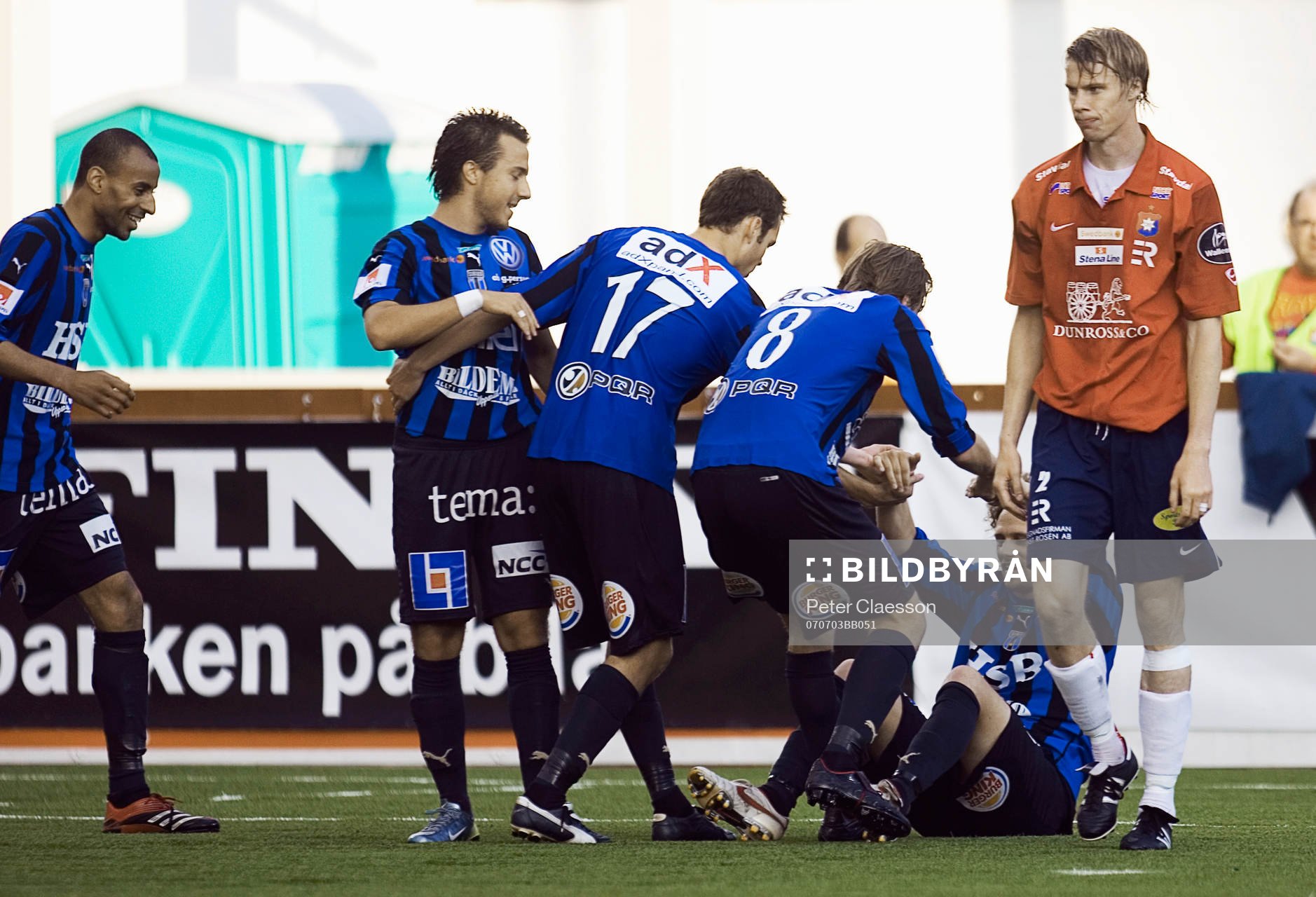 Daniel Hoch i Sirius grattas av lagkamraterna