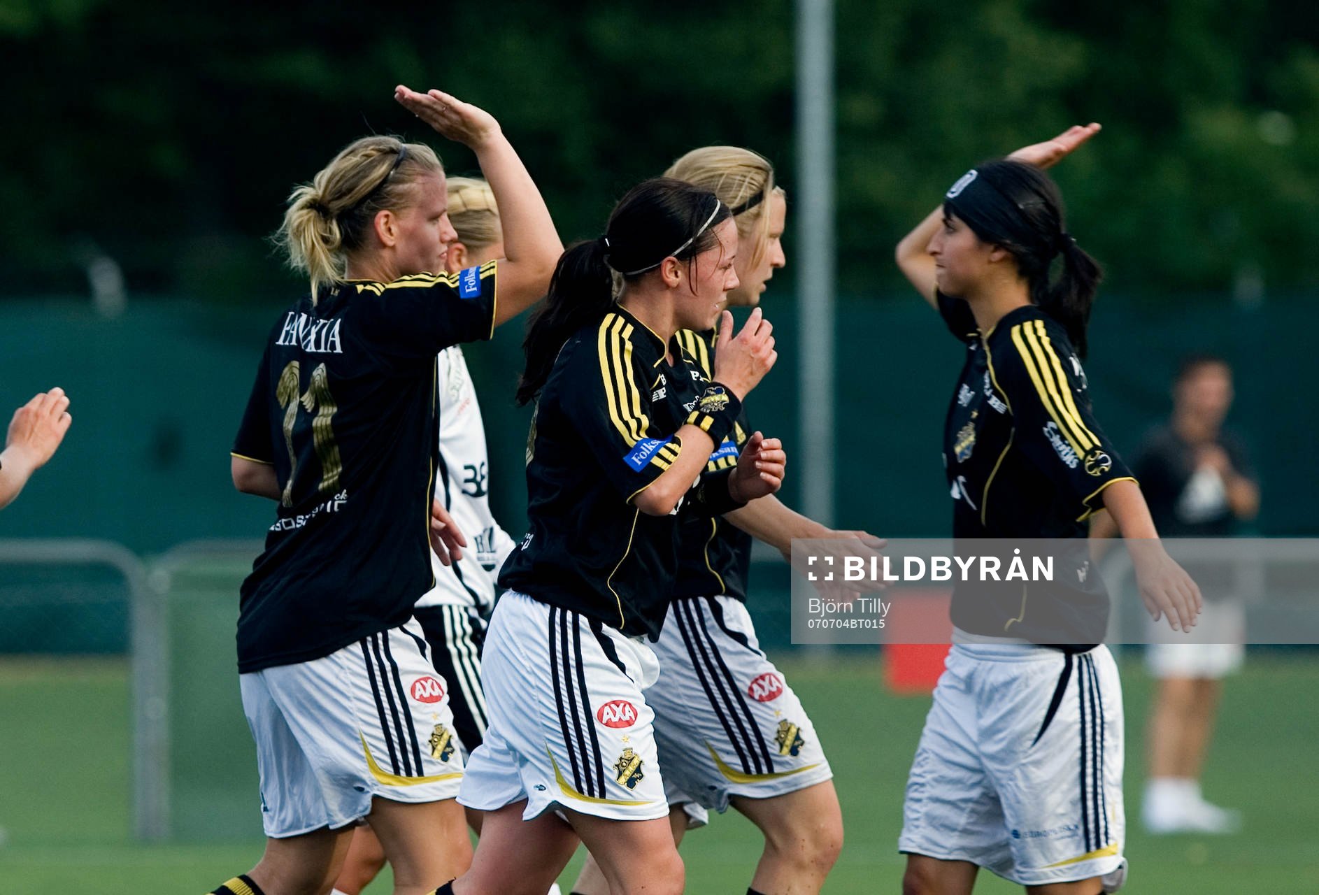 Camilla Ullander Nilsson och Nazanin Vaseghpanah, AIK, jubel