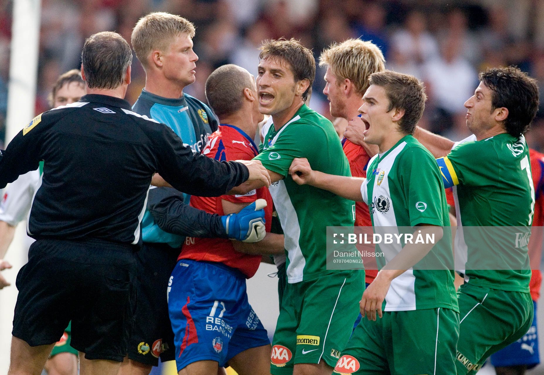 Fotboll, Allsvenskan, Helsingborg - Hammarby: Bråkigt på planen efter en situation i straffområdet.