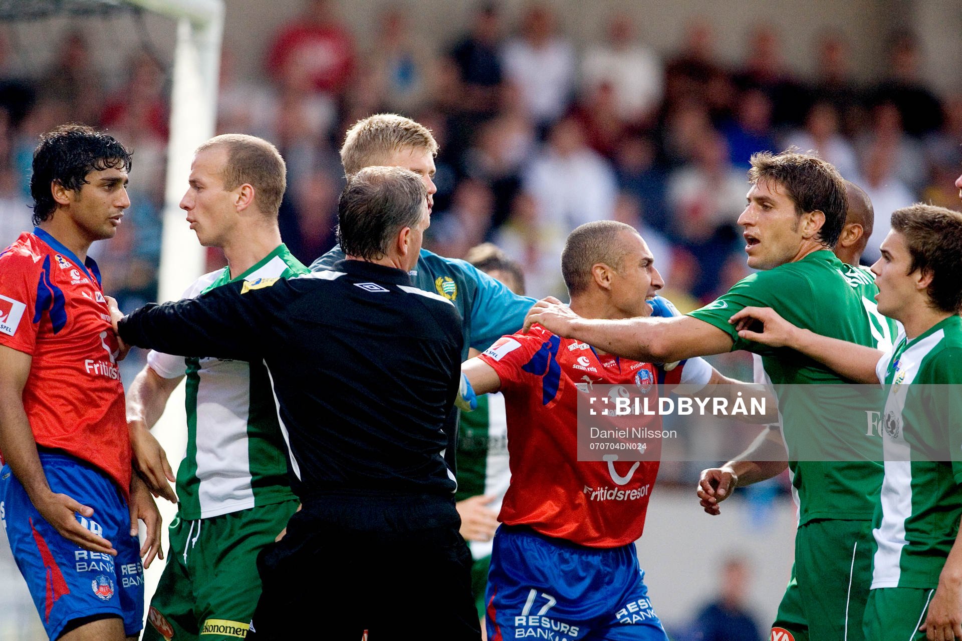 Fotboll, Allsvenskan, Helsingborg - Hammarby: Bråkigt på planen efter en situation i straffområdet.
