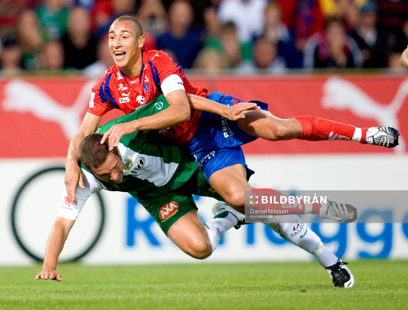  Joakim Jensen, Hammarby försöker stoppa Henrik Larsson, Helsingborg.