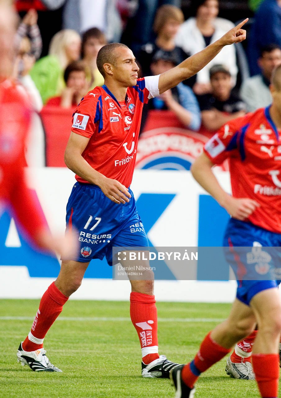 Henrik Larsson, har gjort 3-0 till Helsingborg. Jubel!