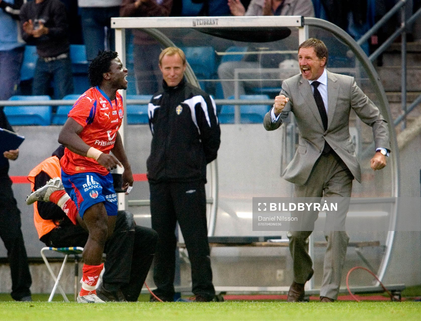  Razak  Omotoyossi har gjort 2-0 till Helsingborg. Jubel med Stuart Baxter, tränare.