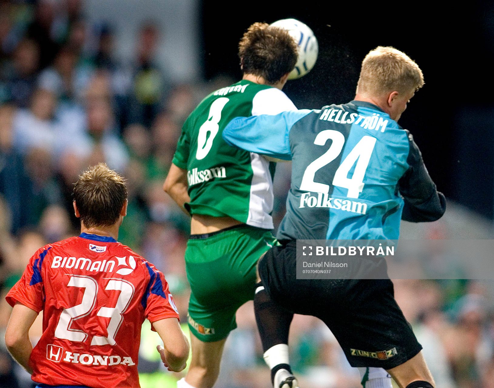  Sebastian Eguren, Hammarby är fri att nicka in en kvittering i slutminuten men störs av sin egen målvakt Erland Hellström.