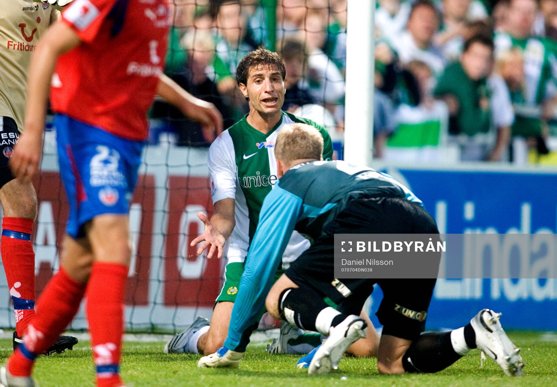  Sebastian Eguren, Hammarby är fri att nicka in en kvittering i slutminuten men störs av sin egen målvakt Erland Hellström.