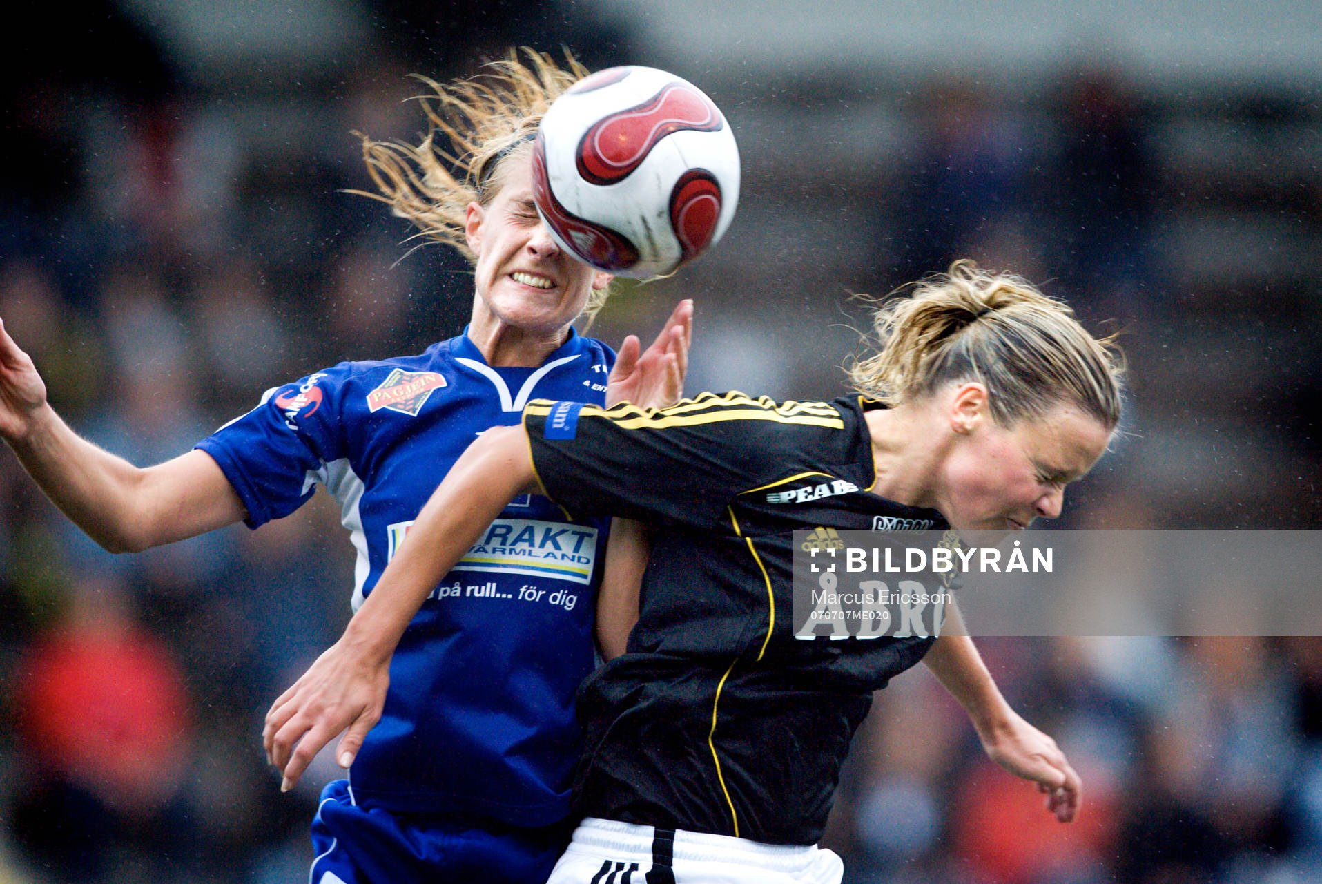 Jenny Hallstenson, QBIK och Laura Kalmari, AIK i nickduell