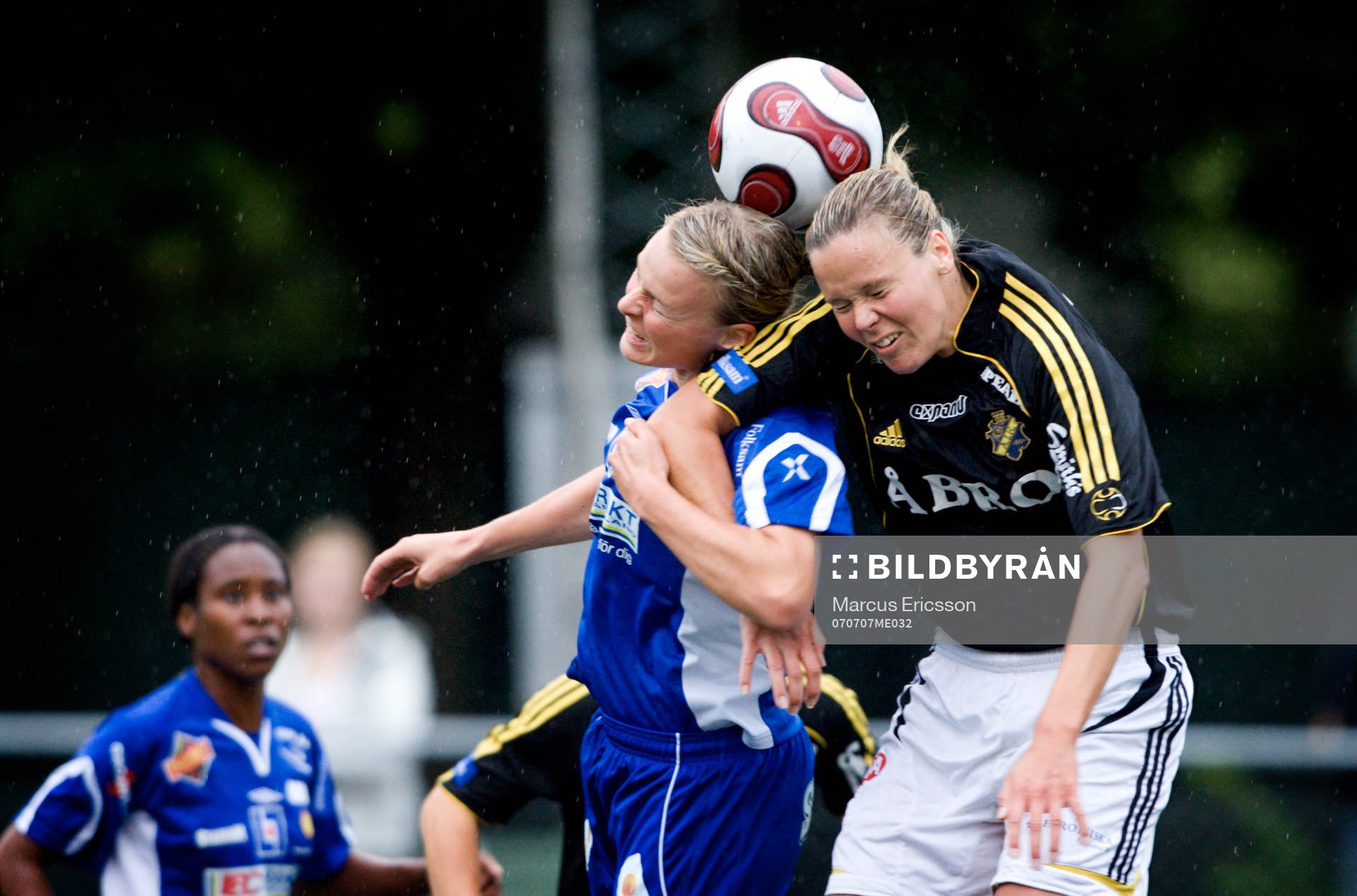 Jenny Hallstenson, QBIK och Laura Kalmari, AIK i nickduell