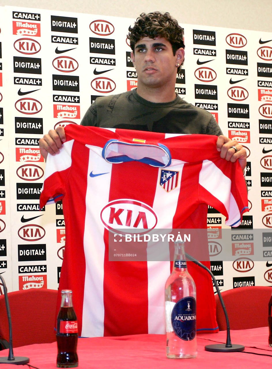 Diego Costa nyförvärv i Atletico Madrid med sin tröja