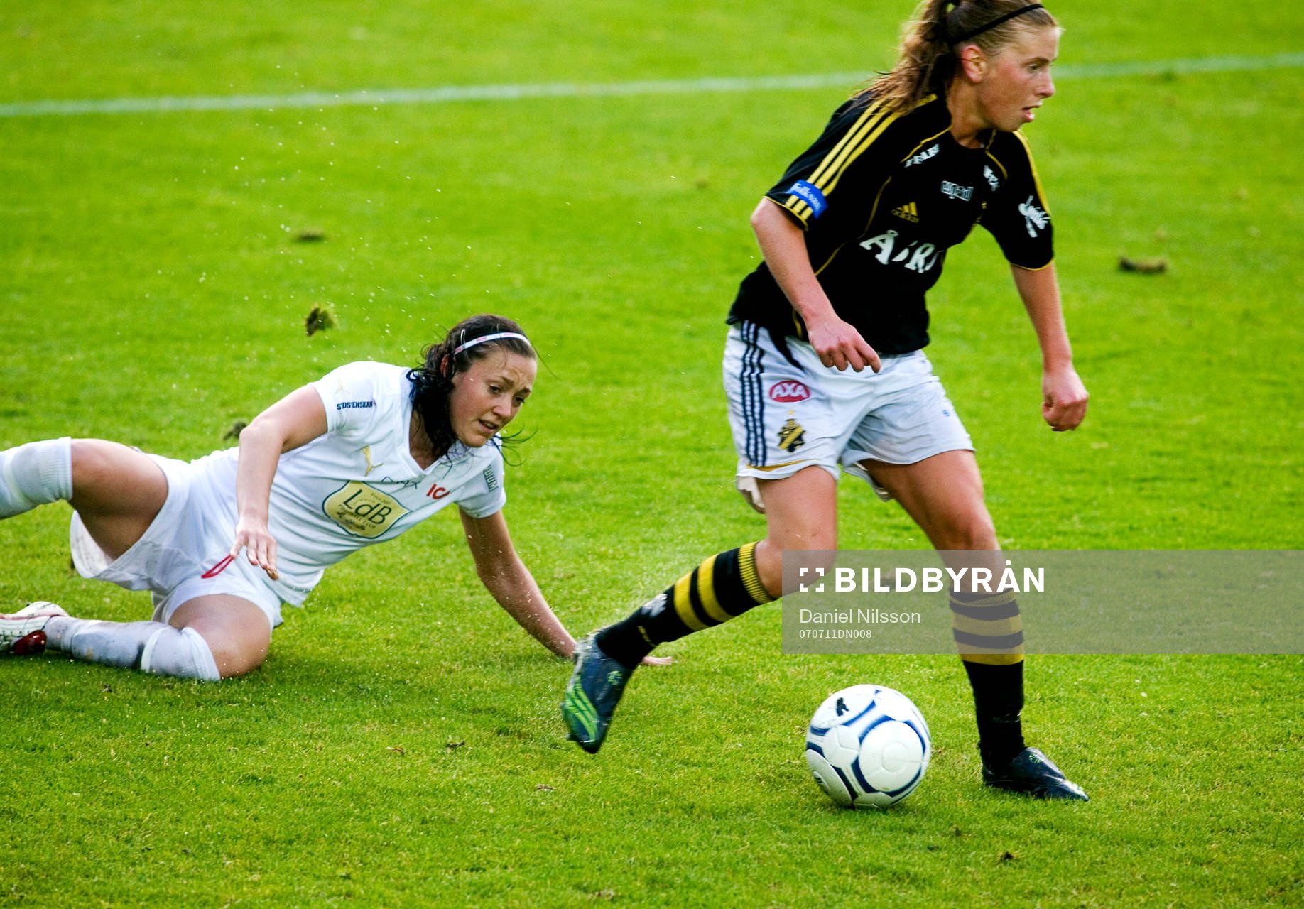 Therese Sjögran Ldb, halkar i det blöta gräset, och
