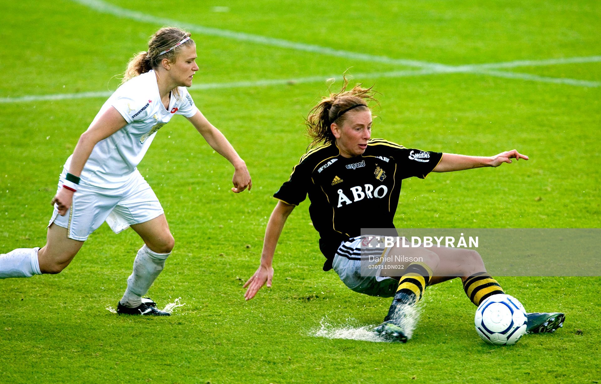   Frida Nordin, Ldb och Ingrid Bohlin, AIK som ramlar på den våta gräsmattan.
