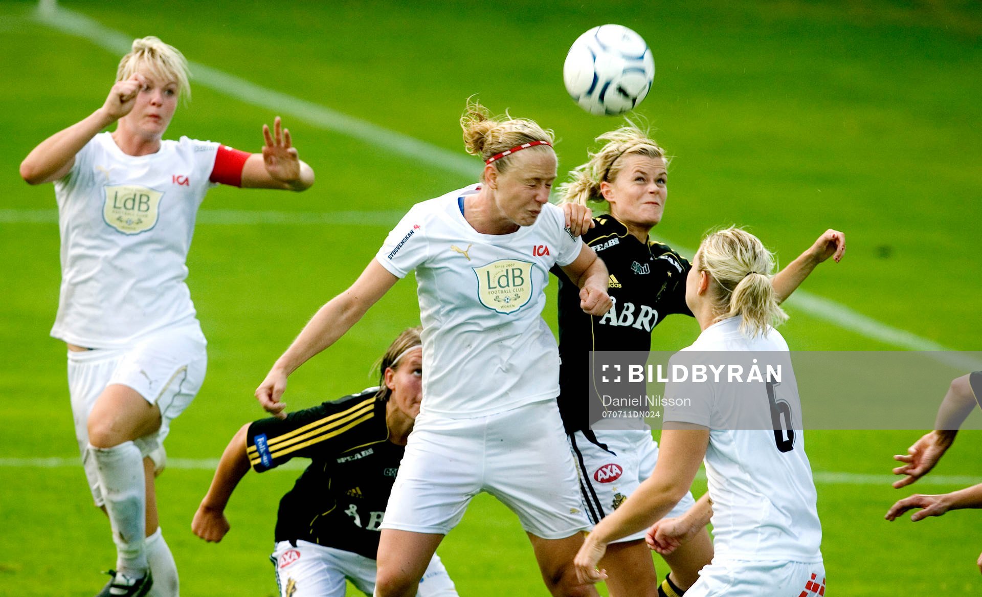 Emma Wilhelmsson, Ldb, i nickduell med Madelene Göra, AIK
