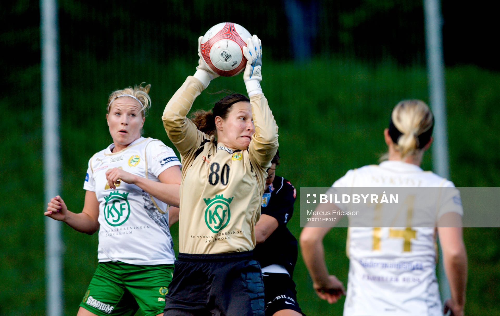Hammarbys nya målvakt Katarina Wicksell slänger sig ut