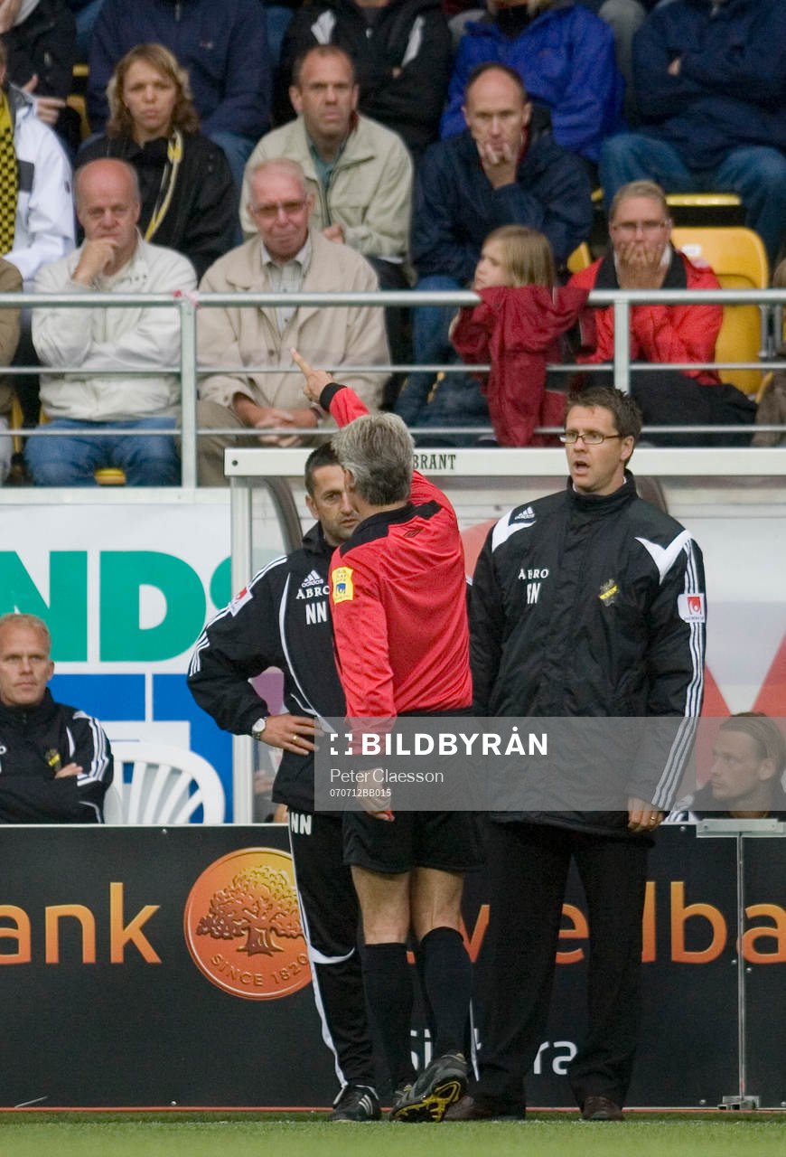 UT ! Domare Peter Fröjdfeldt visar ut AIK:s ass tränare