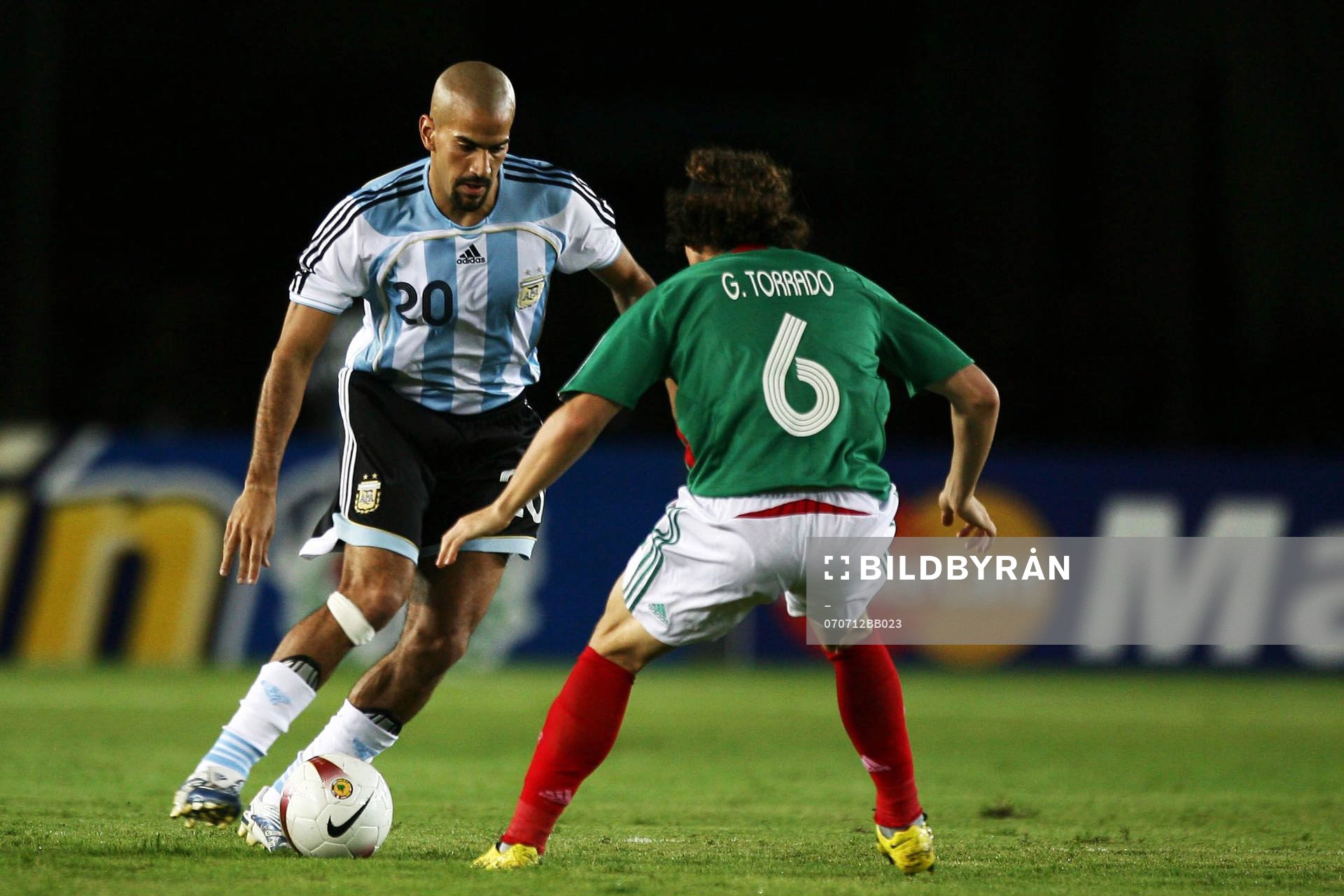 Juan Veron, Argentina och Gerardo Torrado, Mexico