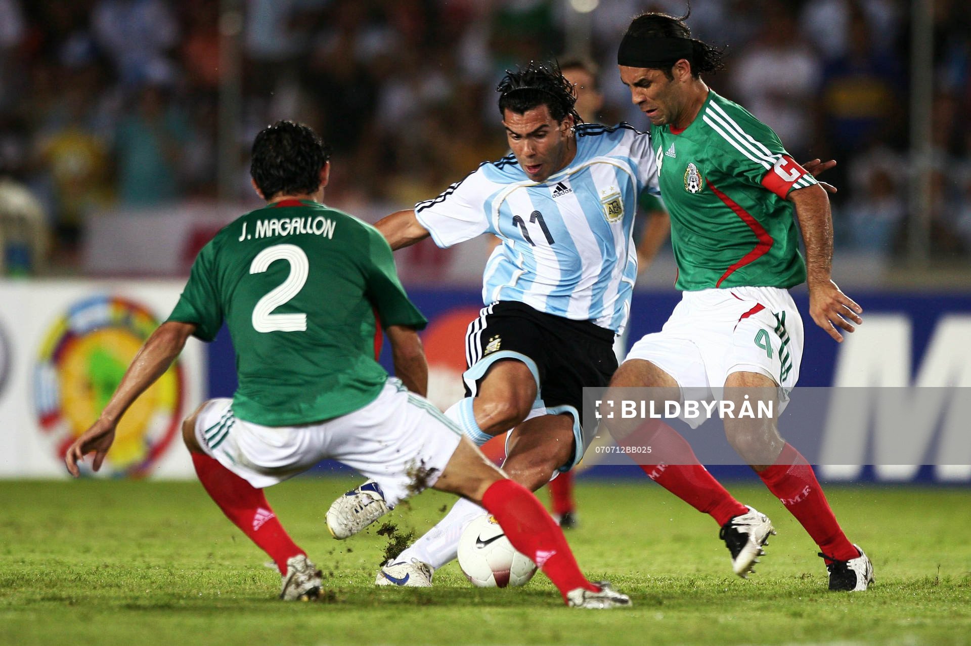 Carlos Tevez, Argentina dribblar av Rafael Marquez, Mexico