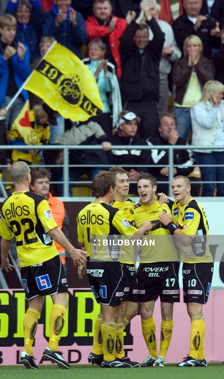  James Keene i centrum jublande efter sitt 1-0 må i första halvlek
