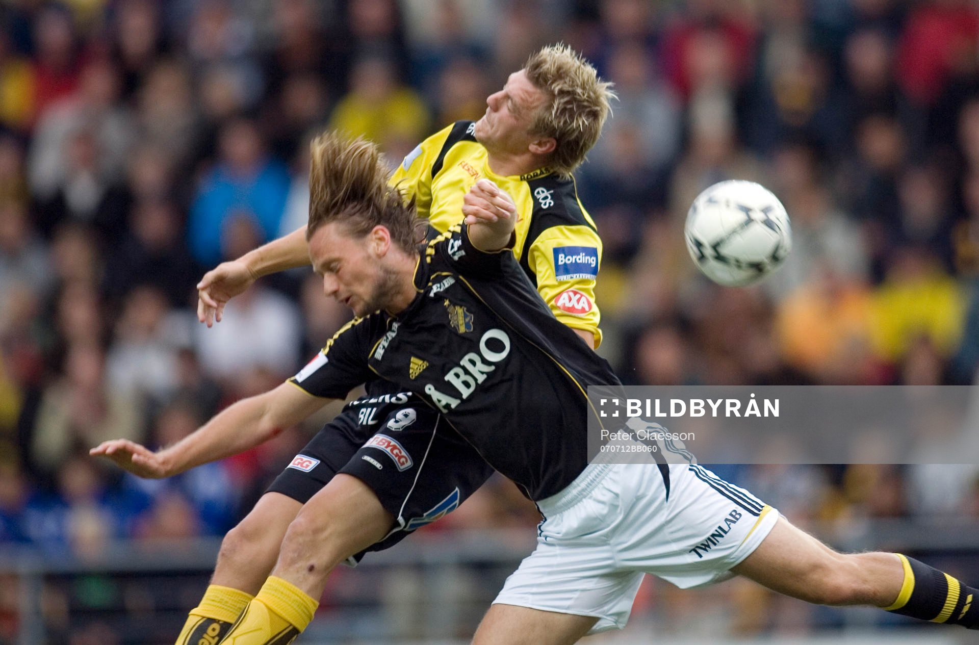  Mathias Svensson i luftduell med AIK:s Patrik Karlsson