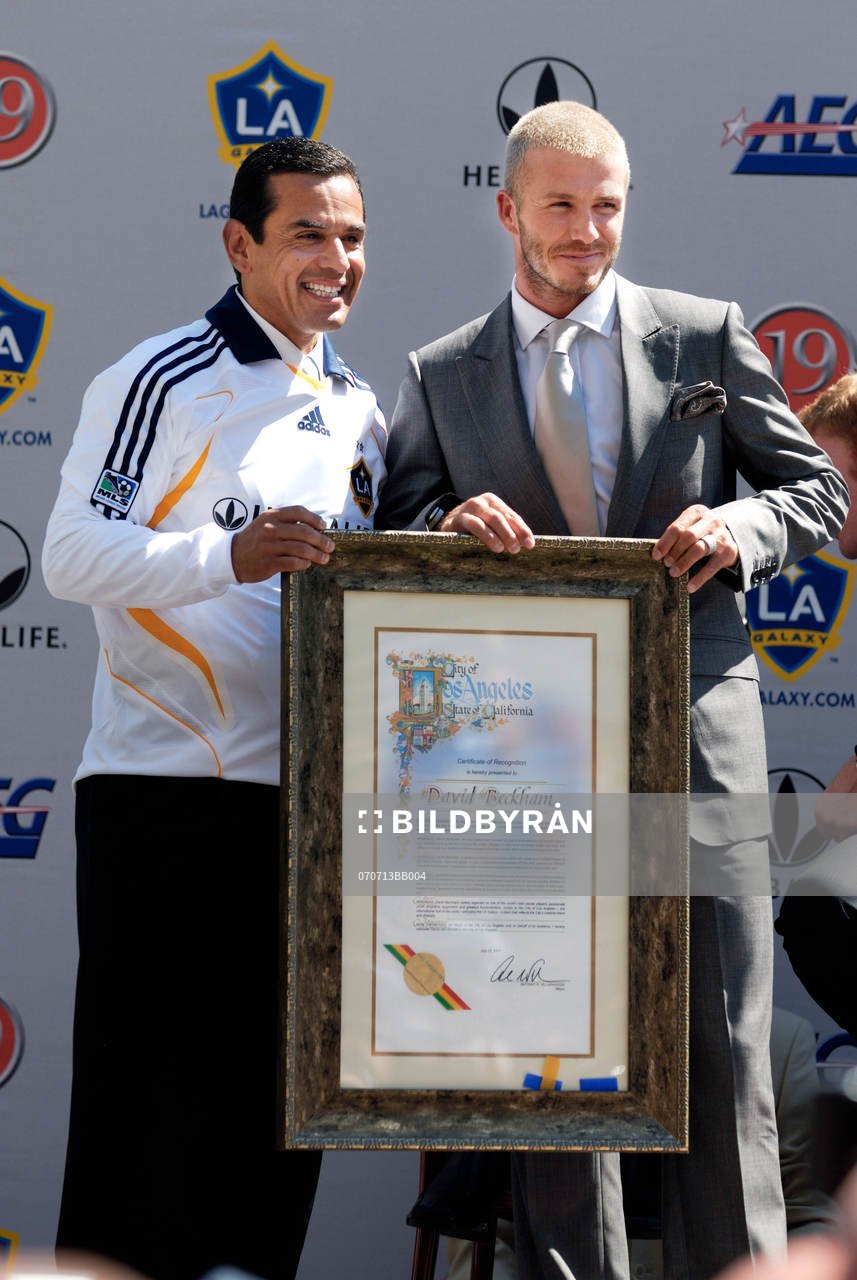  David Beckham presenteras som ny spelare i Los Angeles Galaxy. Vid sin sida har han Antonio Villaraigosa, borgmästare i Los Angeles.
