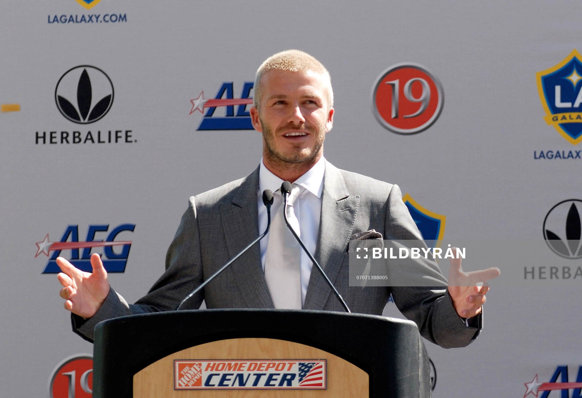  David Beckham presenteras som ny spelare i Los Angeles Galaxy. 