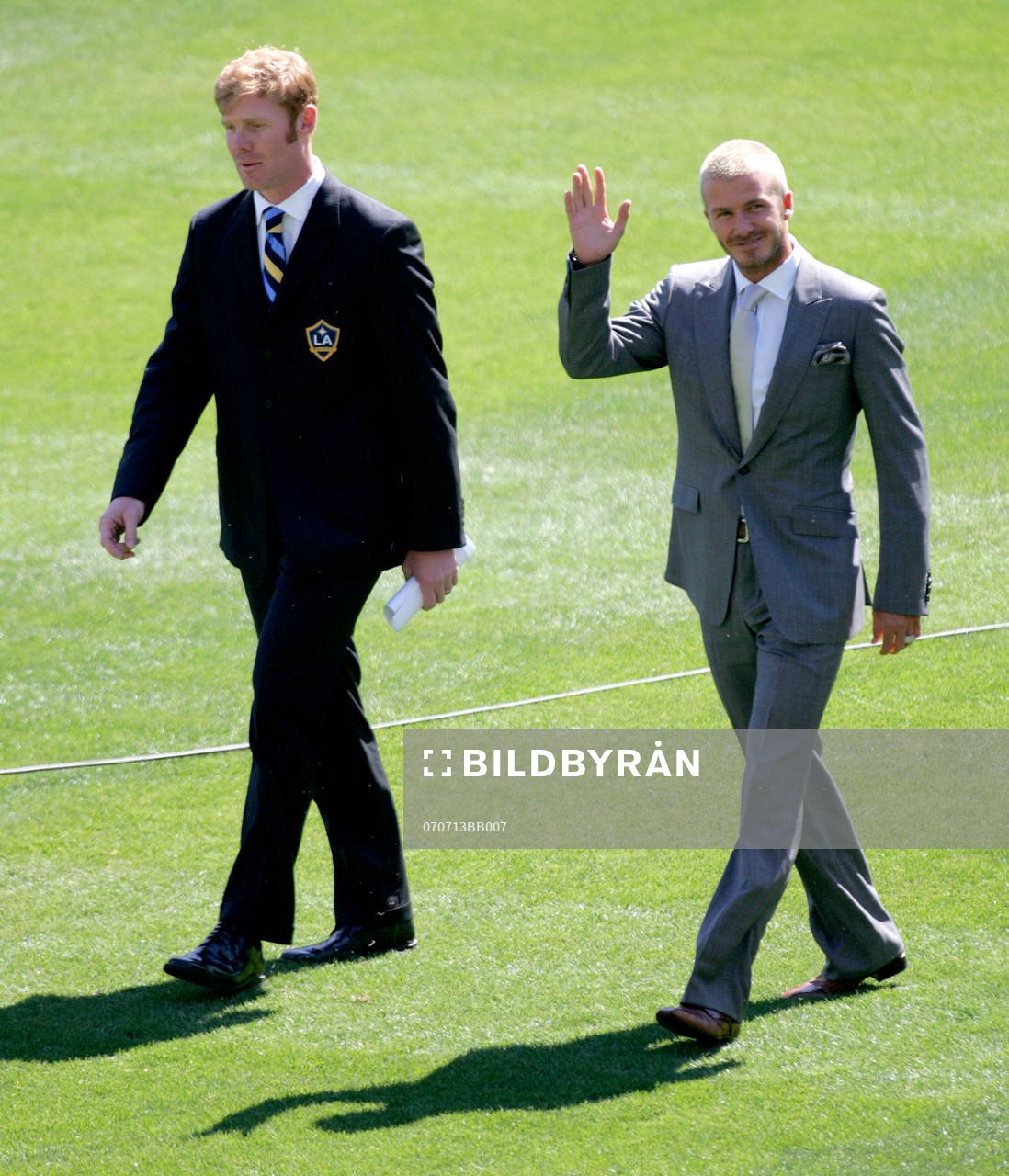  David Beckham presenteras som ny spelare i Los Angeles Galaxy och går på planen jämte Alexi Lalas, General Manager 