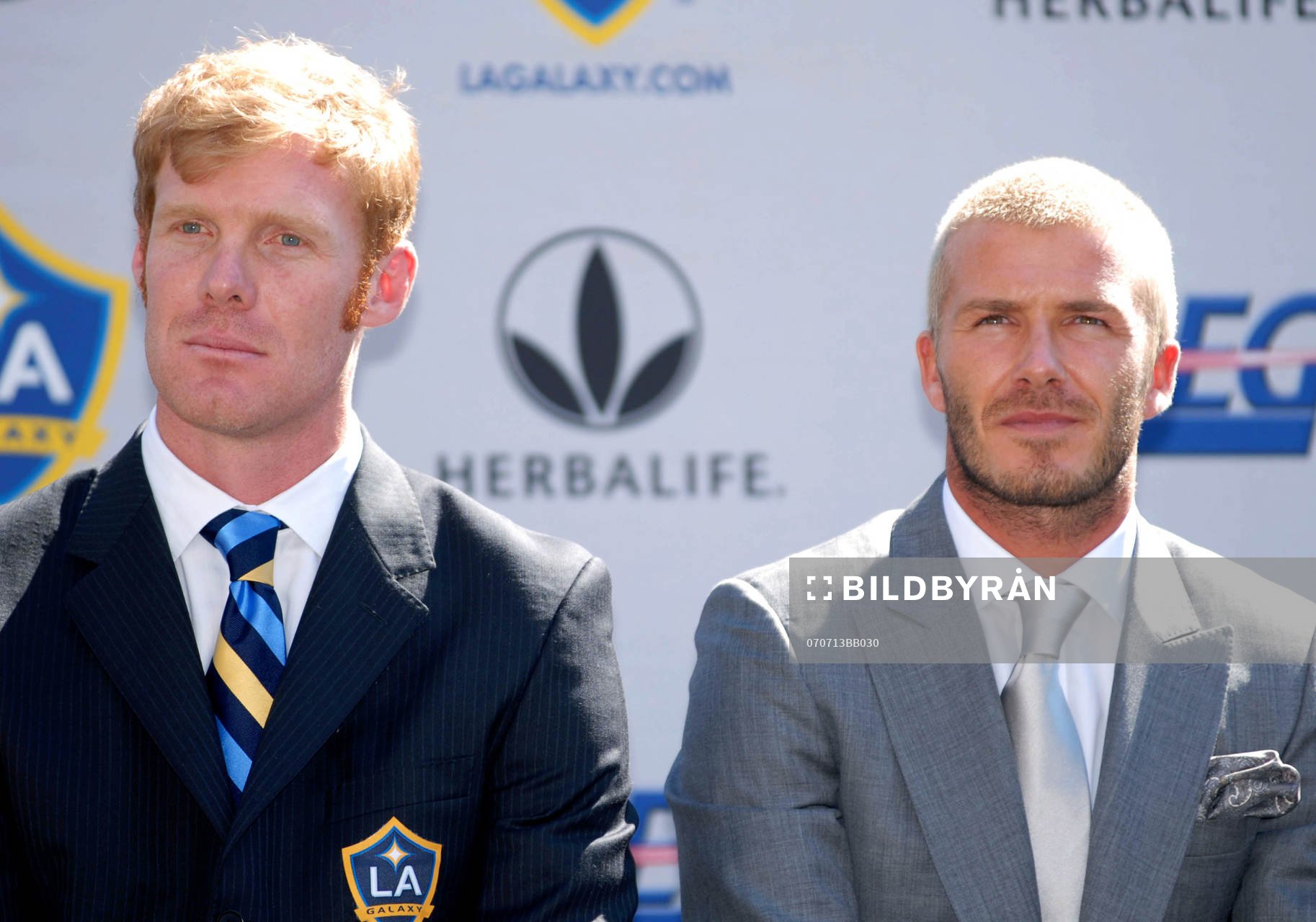  David Beckham presenteras som ny spelare i Los Angeles Galaxy, här med General Manager Alexi Lalas.