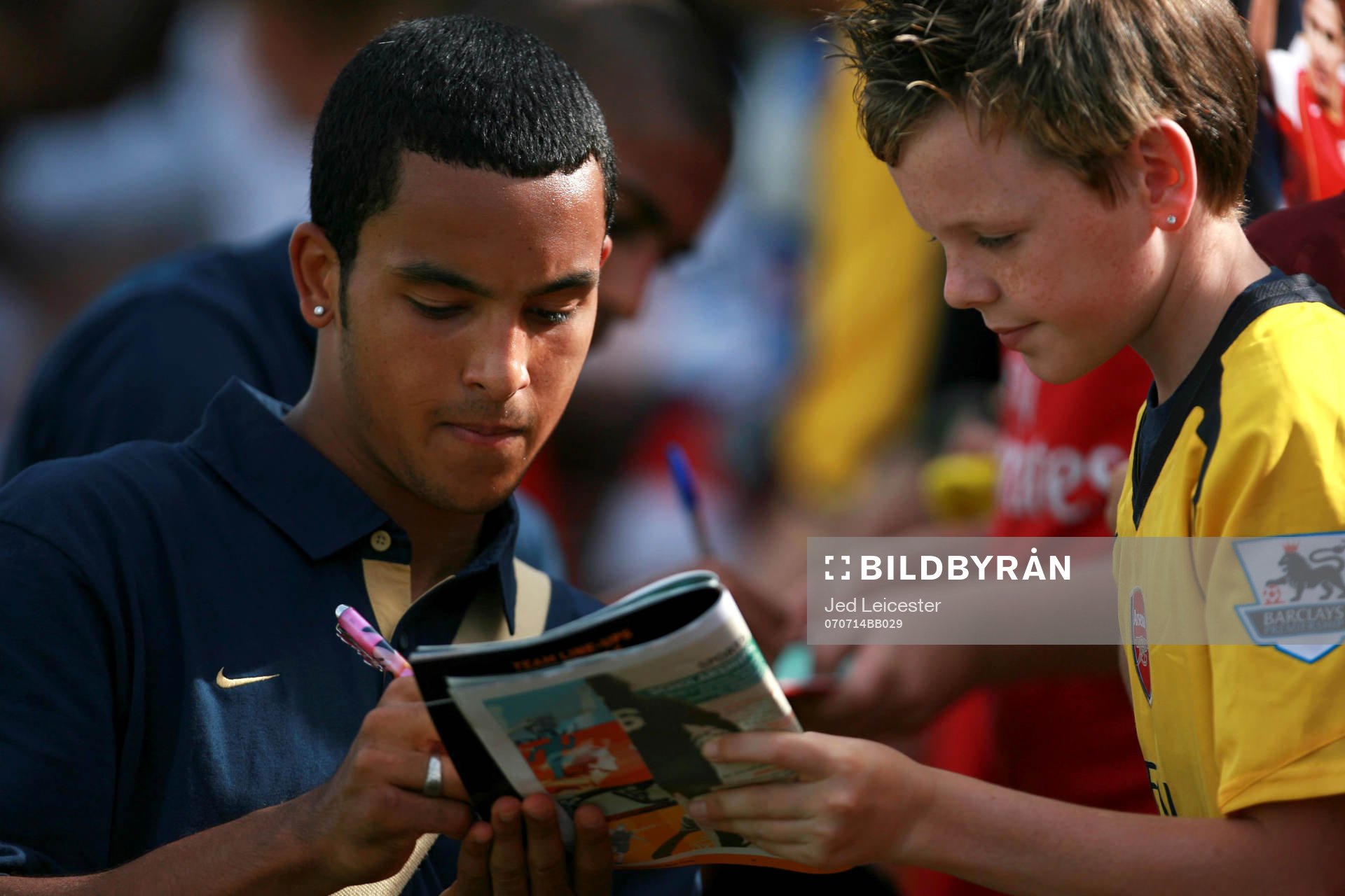 Theo Walcott, Arsenal, fans, fan, supporter, autograf