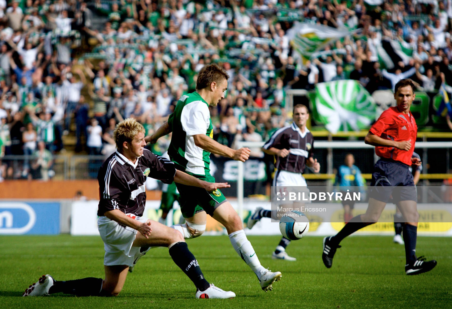 Petter Andersson, Hammarby, hoppar förbi Sean Kelly, Cork