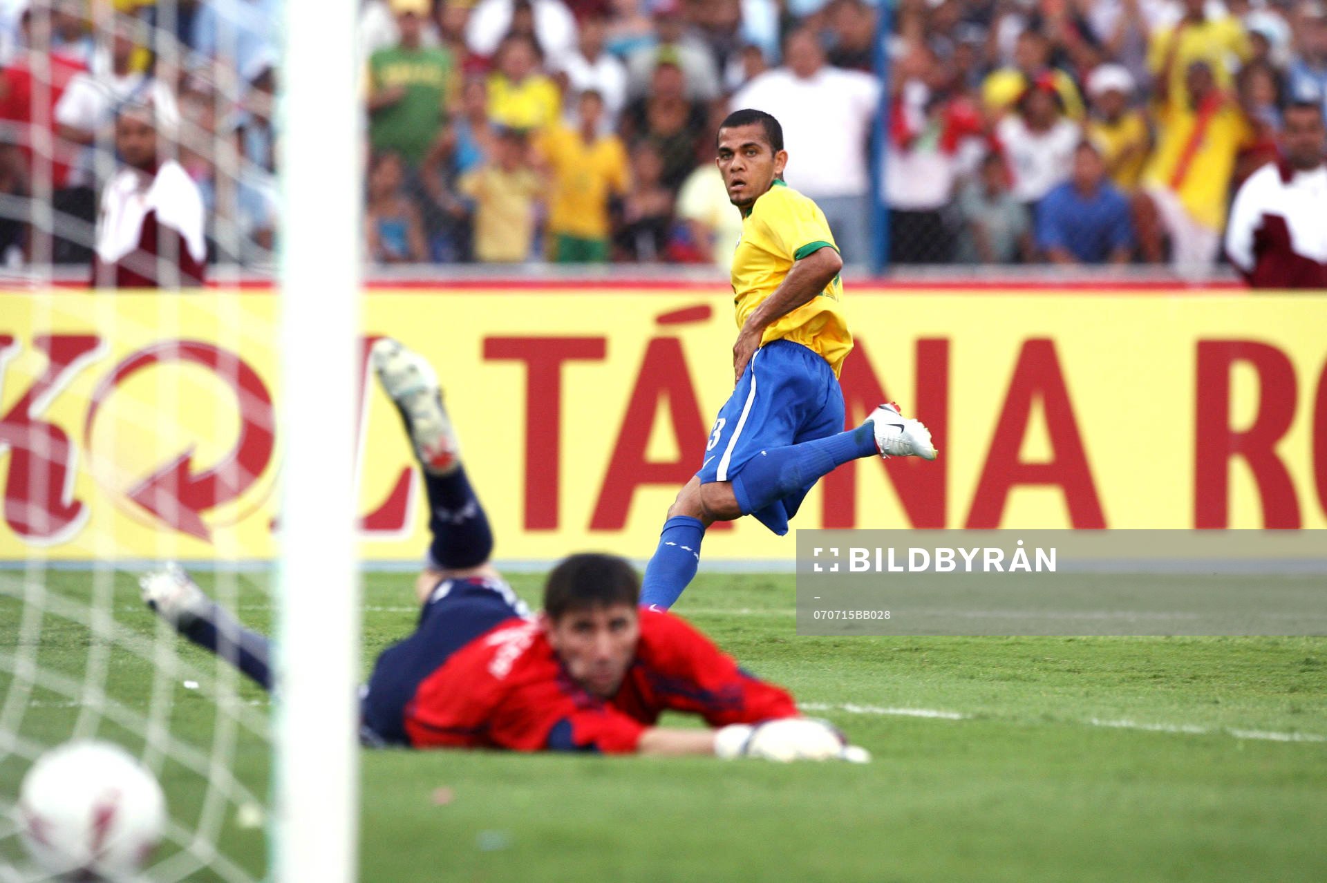 Daniel Alves, Brasilien och Roberto Abbondanzieri,