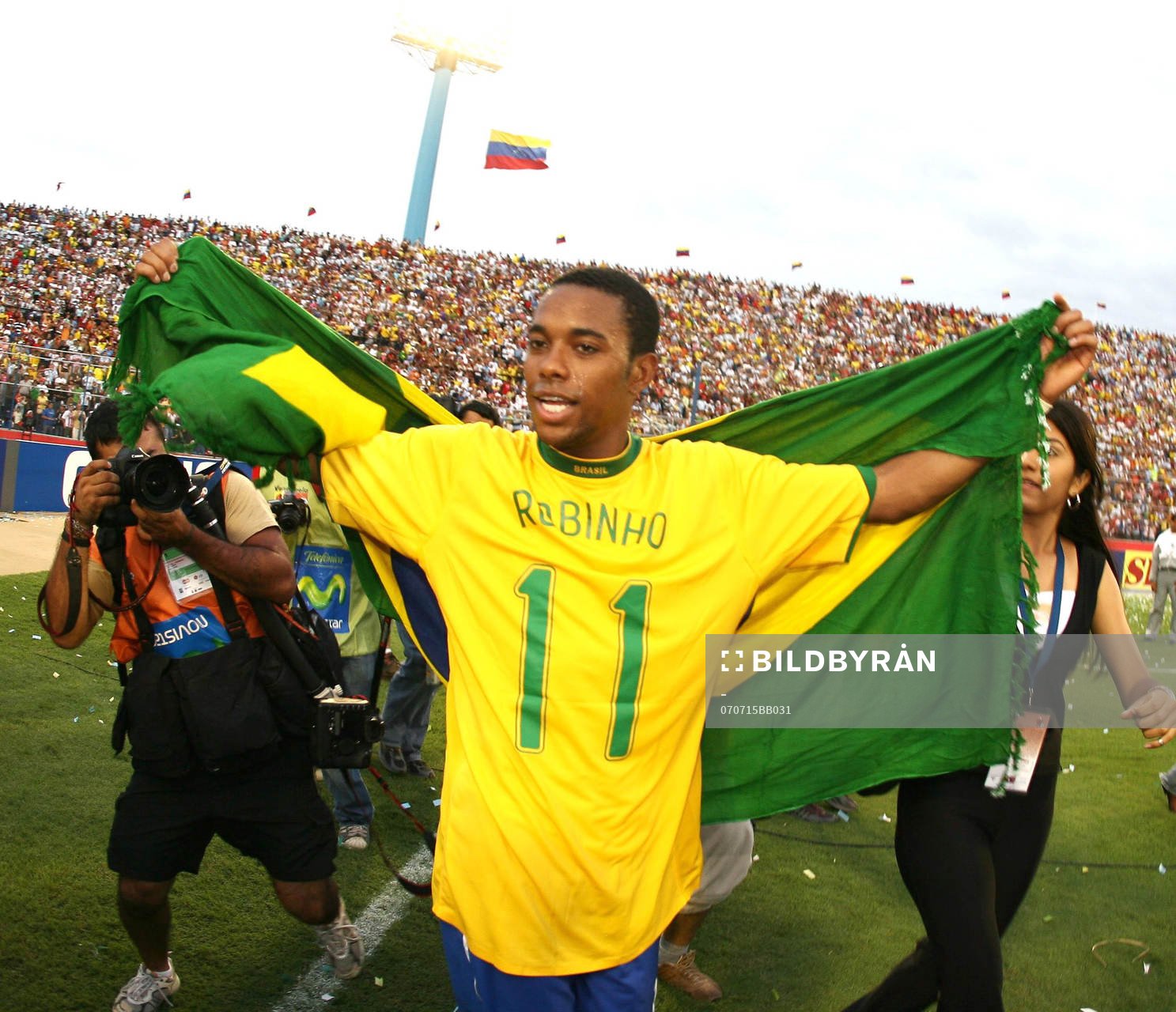 Robinho, Brasilien håller i flagga