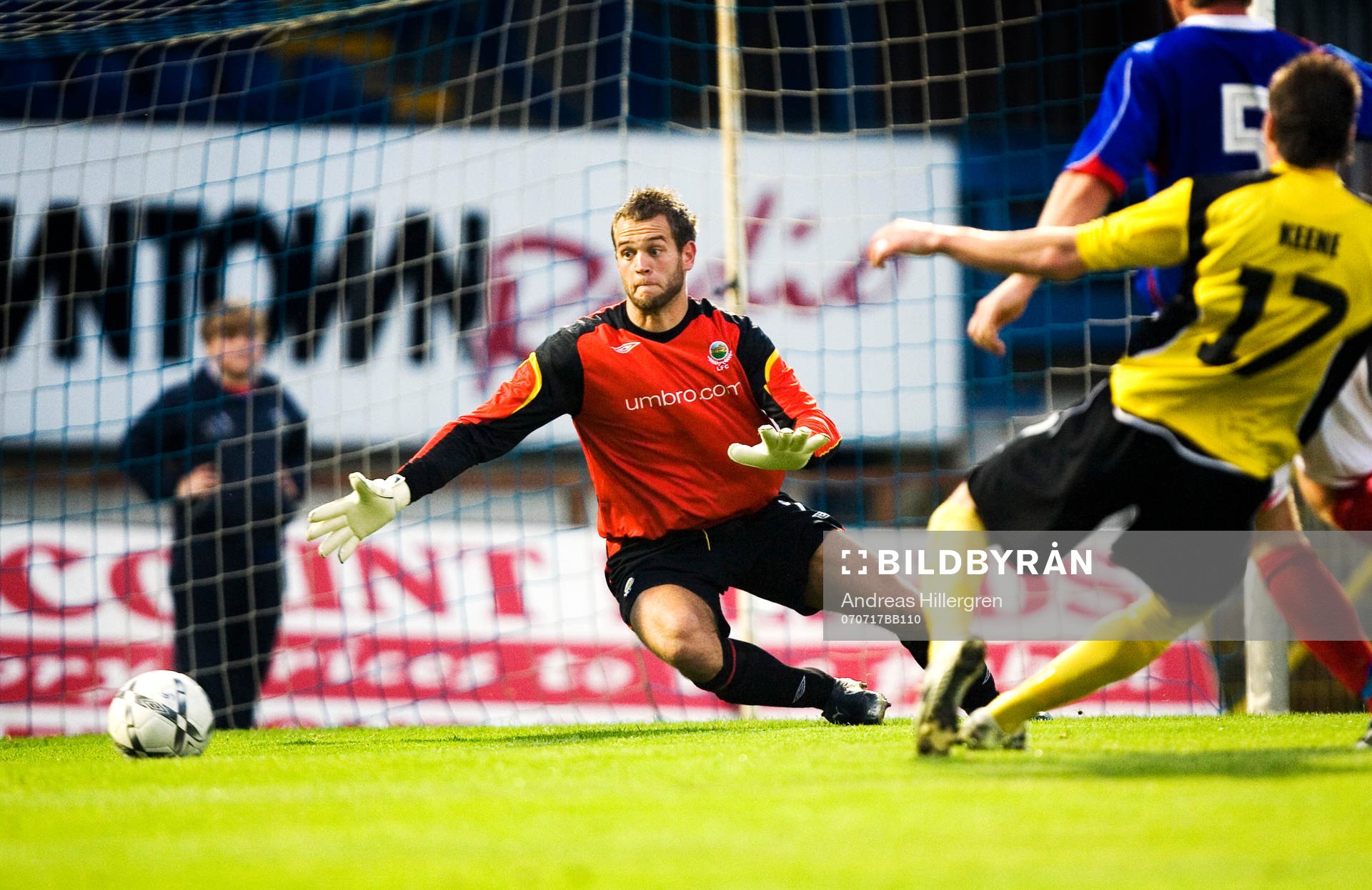 James Keene i perfekt läge mot Alan Mannus, målvakt