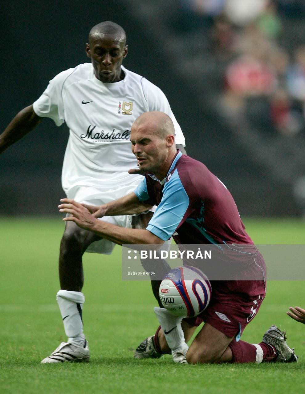 Fredrik Ljungberg, West Ham U, tacklas av Lloyd Dyer, MK