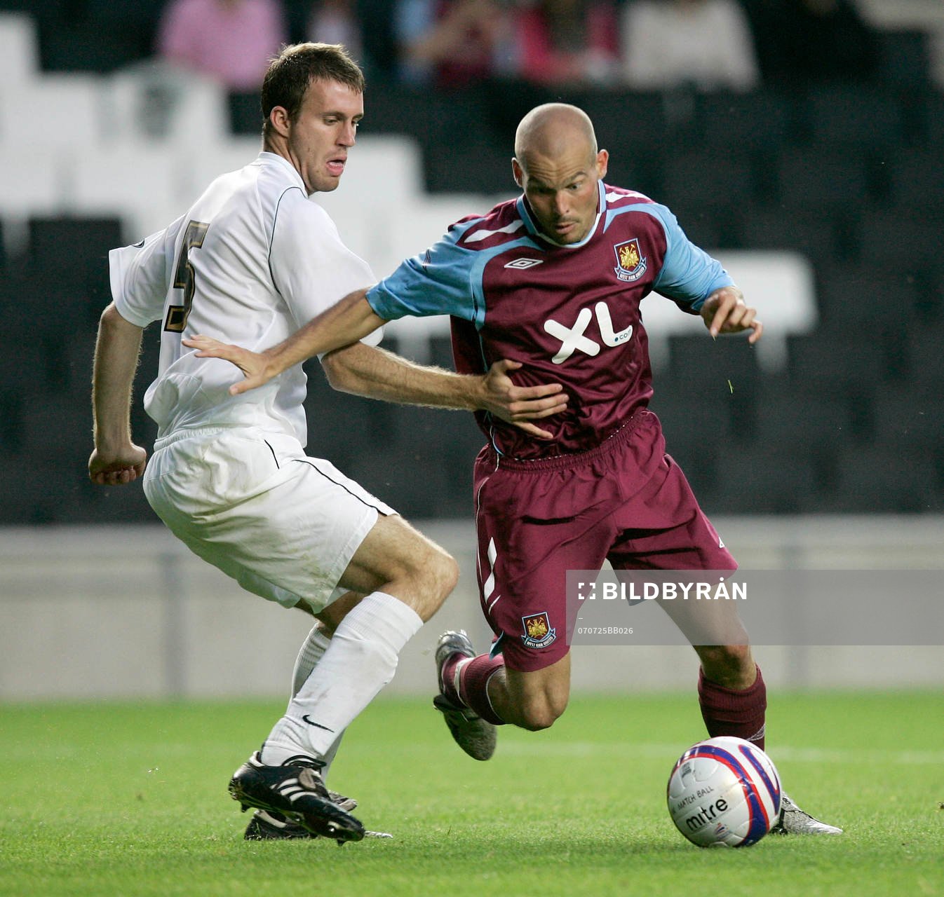 Fredrik Ljungberg, West Ham U, tar sig förbi Kieran