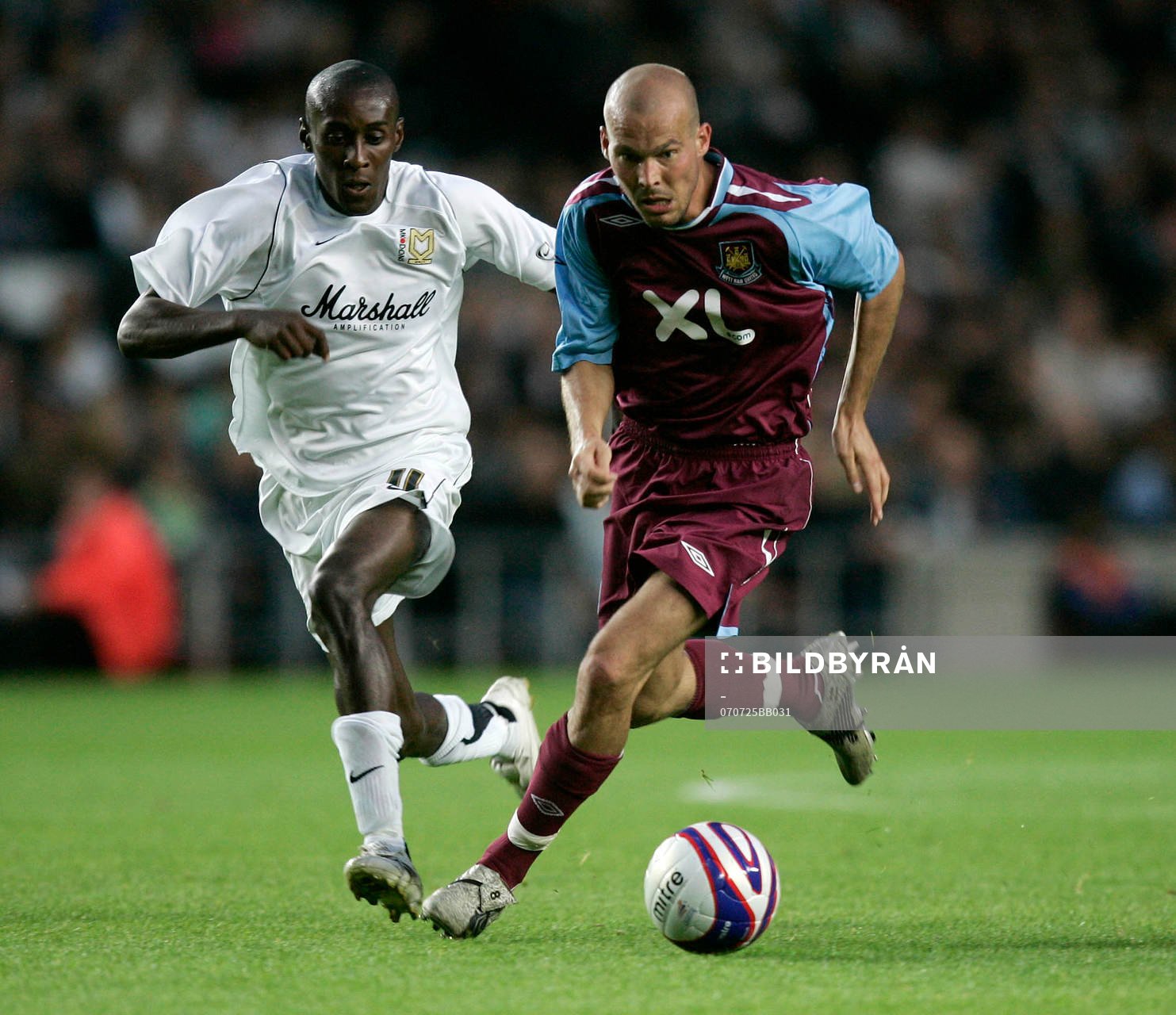 Fredrik Ljungberg, West Ham U, jagas av Lloyd Dyer, MK Dons