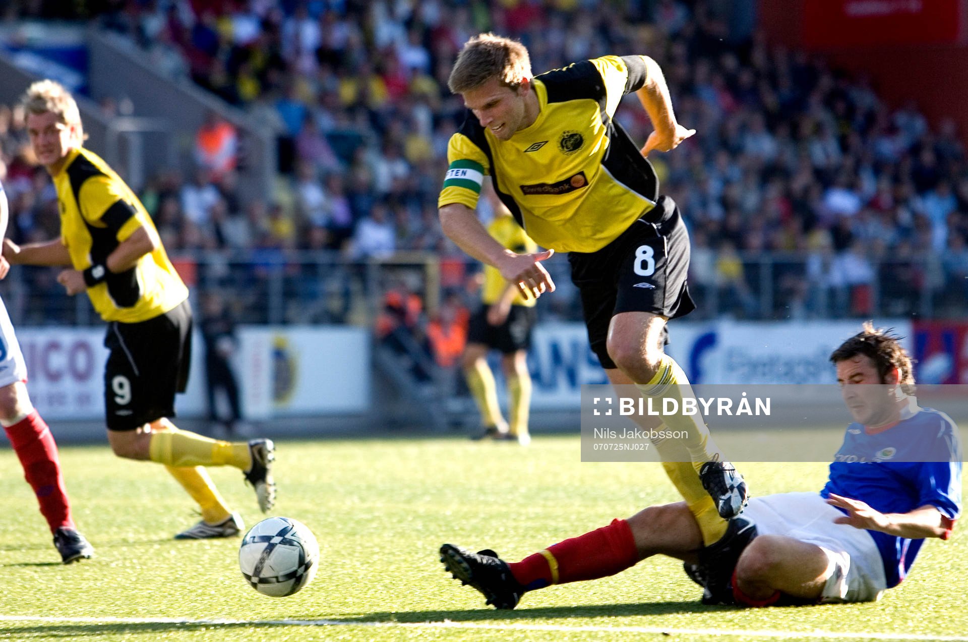 Anders Svensson, Elfsborg, undviker en glidtackling