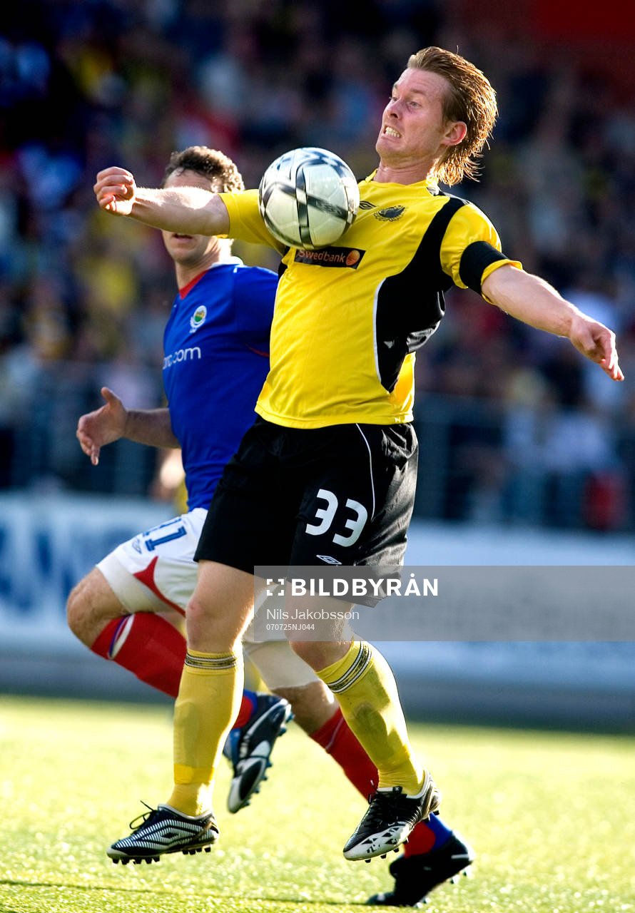 Fredrik Berglund, Elfsborg, tar ner bollen på bröstet,