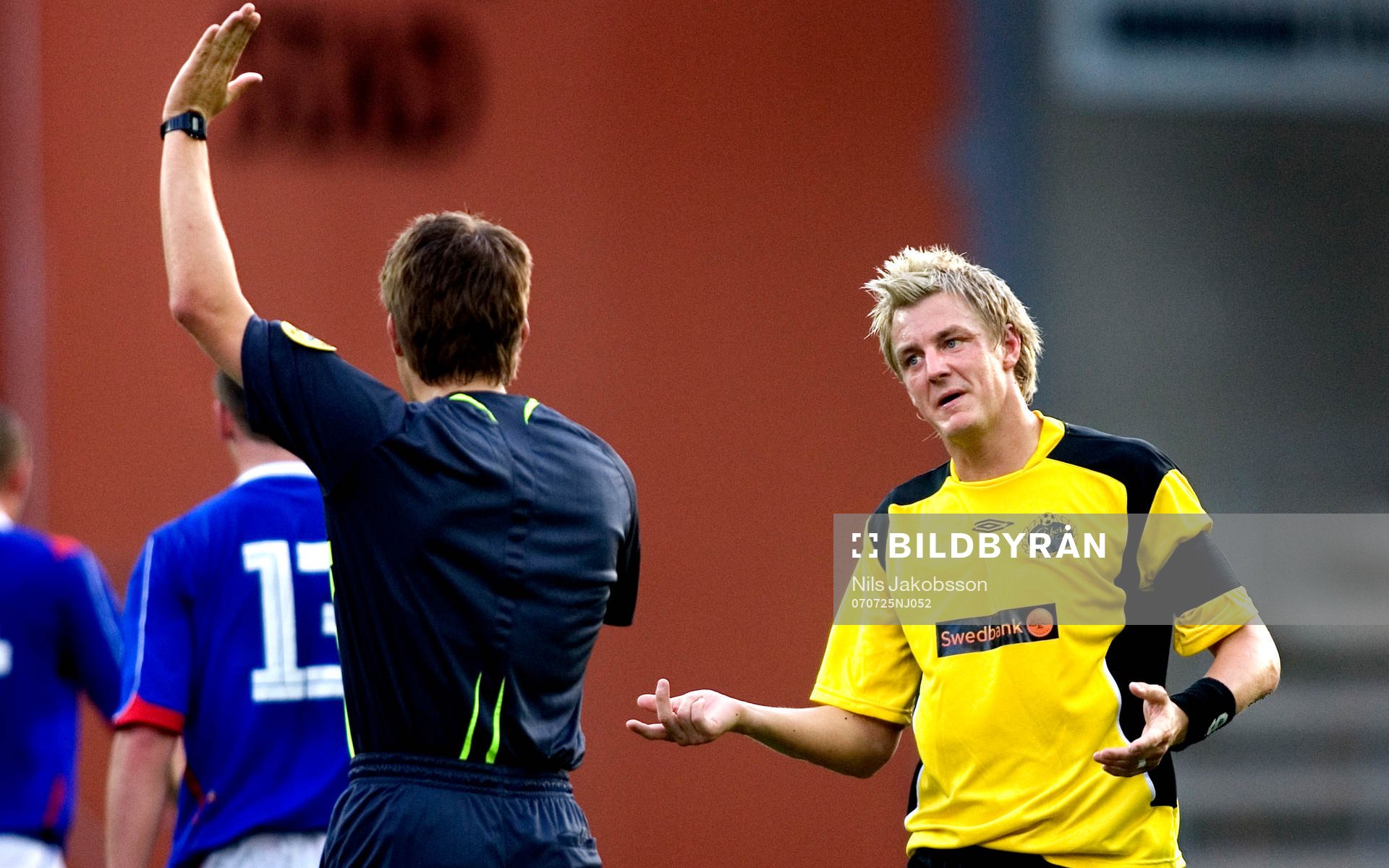 Mathias Svensson, Elfsborg, protesterar mot ett domslut