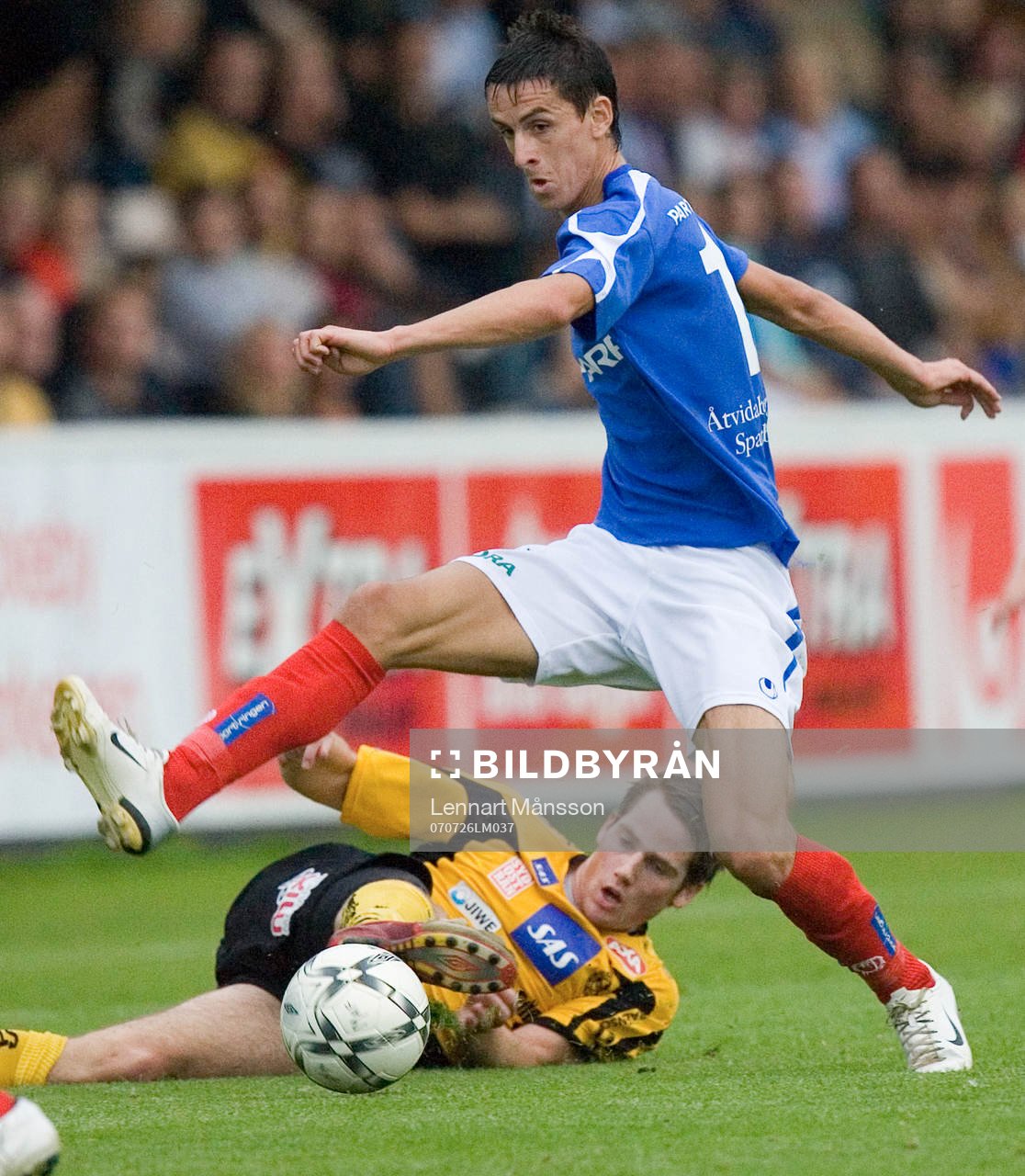 Haris Radetinac flyger över Johan Persson