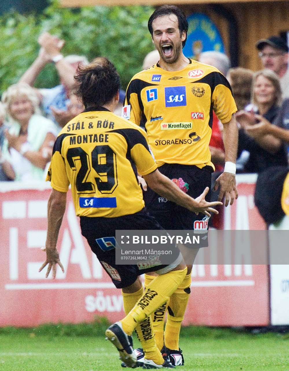 1-0, målskytten Sasa Zimonjic grattas av Daniel Ivanovski.