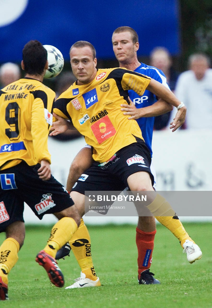  Per Karlsson har fullt upp med Marcelo Sarvas och Marcus Ekenberg.