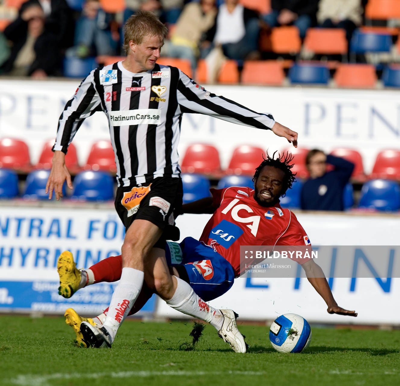 Markus Hansson får Teofore Bennett på fall