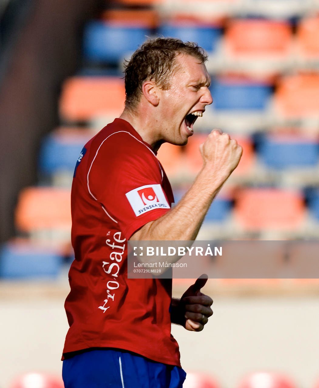  2-0 Fredrik Bild har avgjort med att slå in en straff.