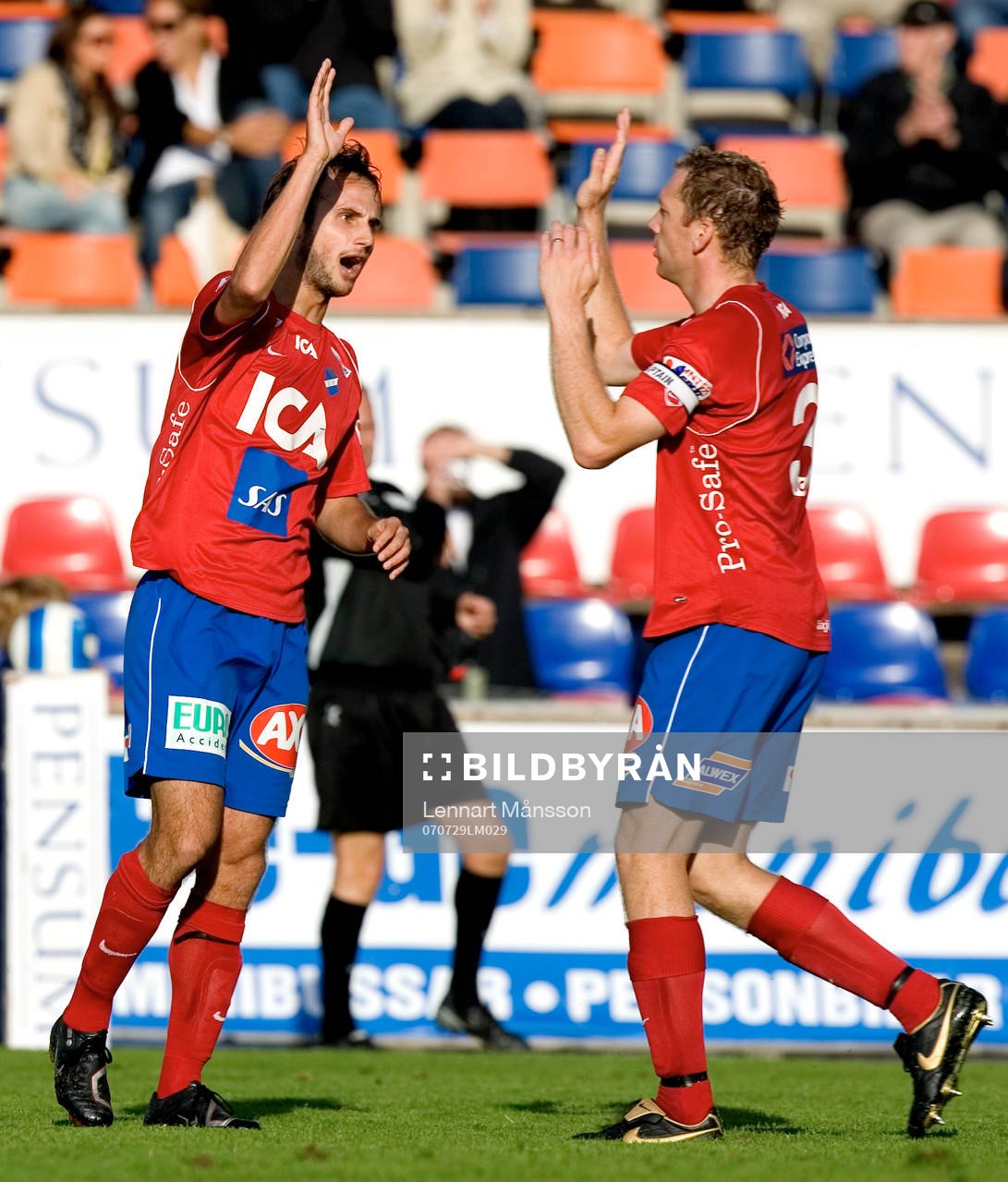3-0, Helgi Danielsson som grattas av Fredrik Bild, som