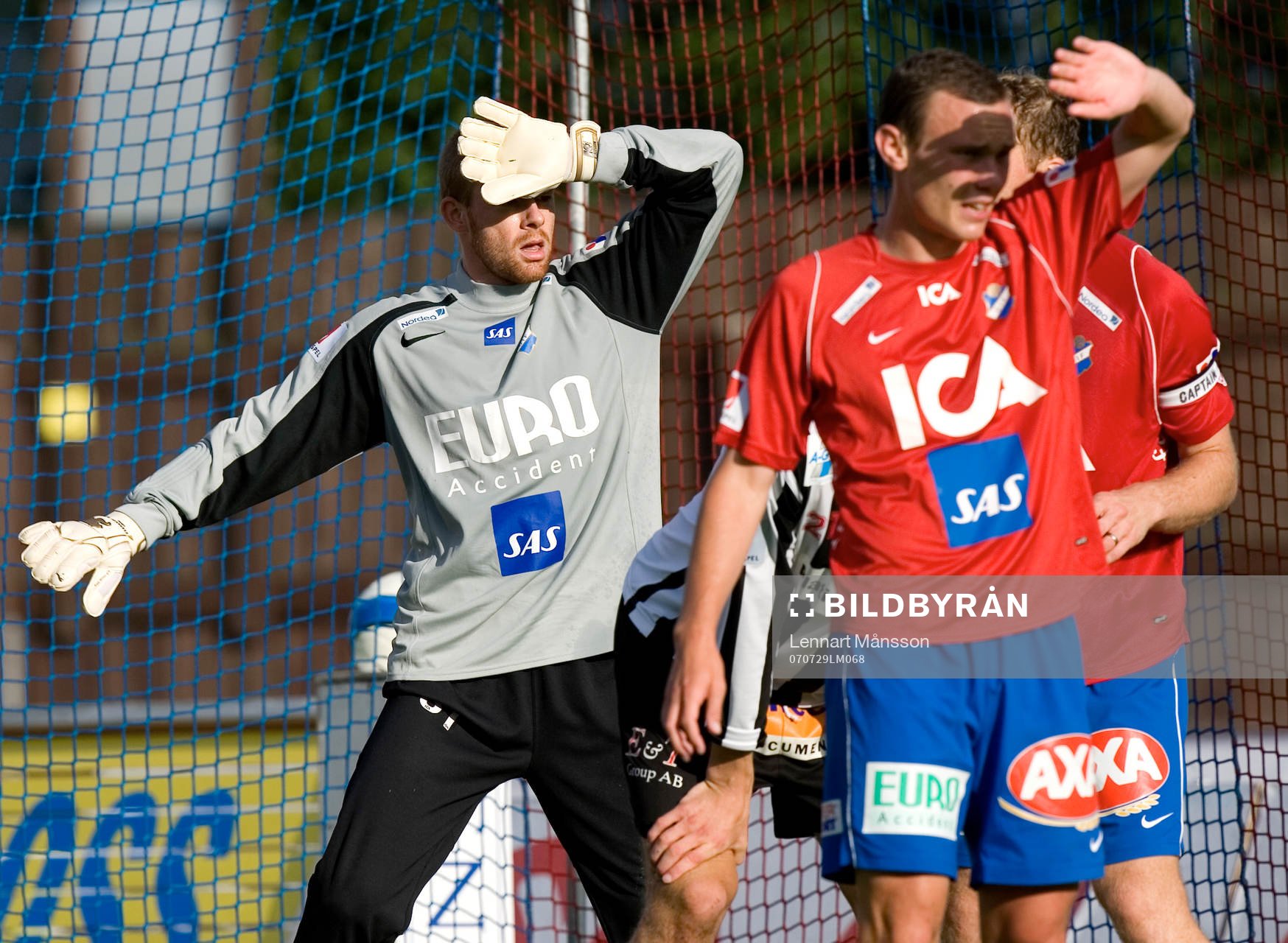 Skarp sol för Östers spelare. Robert Veselovsky,
